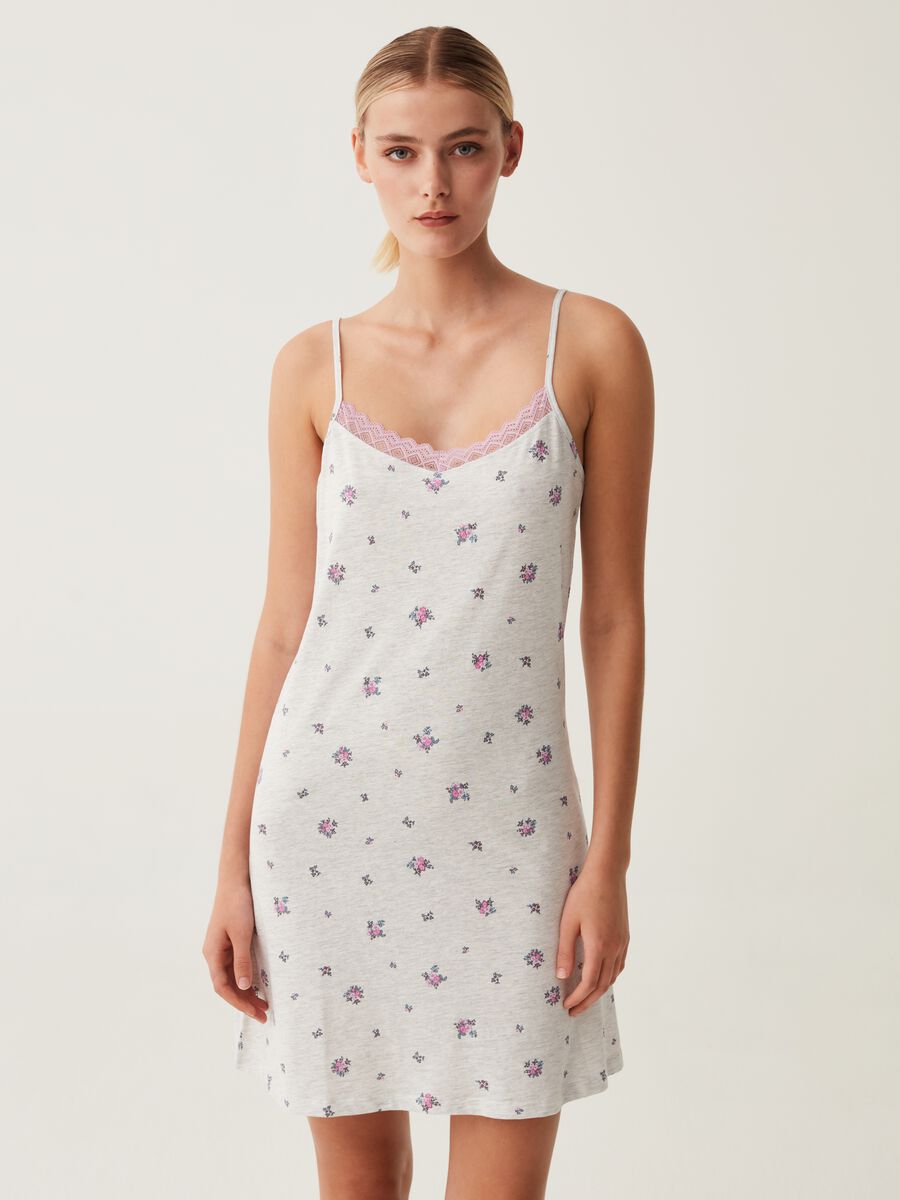 Short nightdress with floral pattern_1
