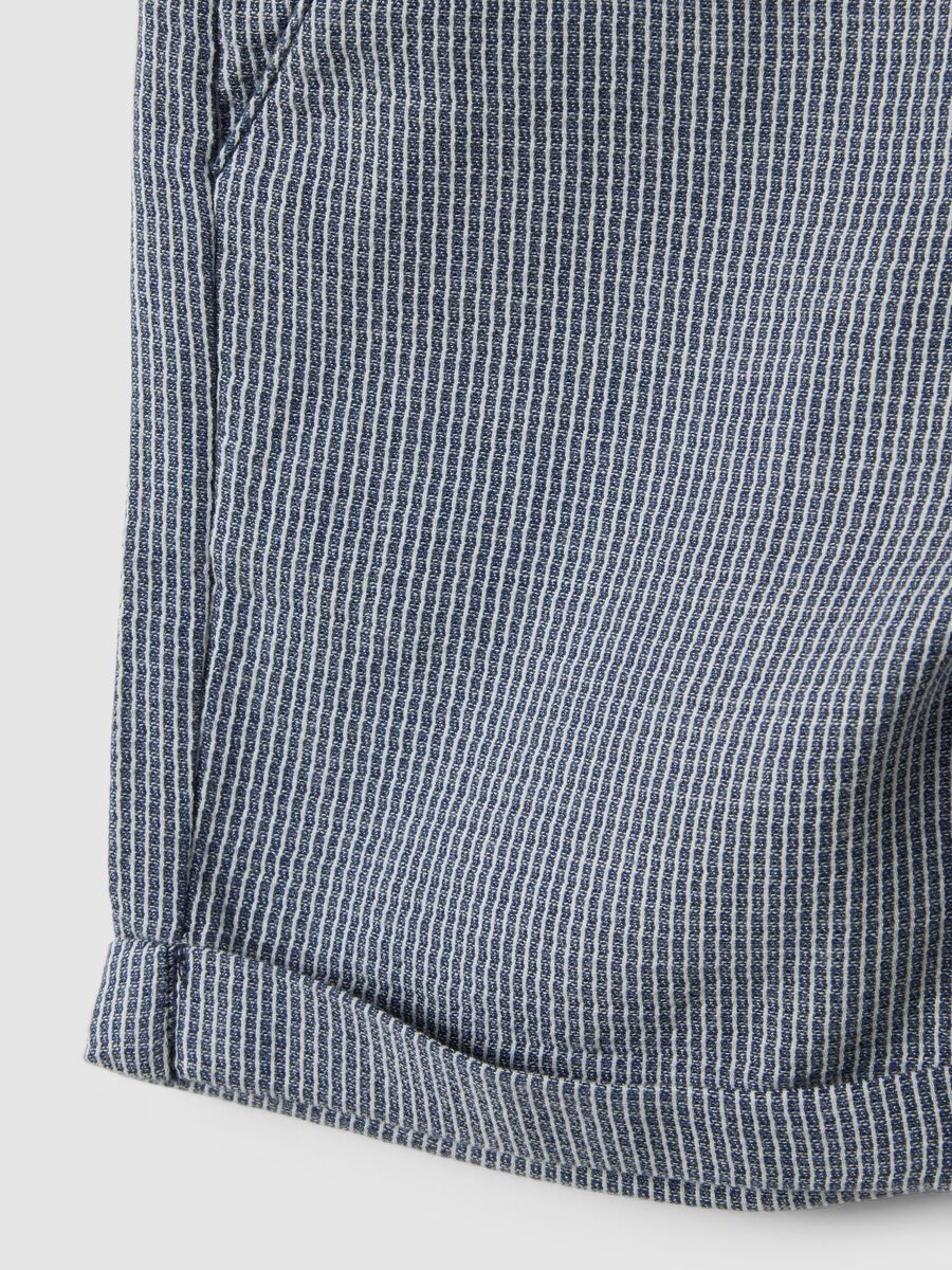 Blue and white checked cotton shorts for toddlers, regular fit_3