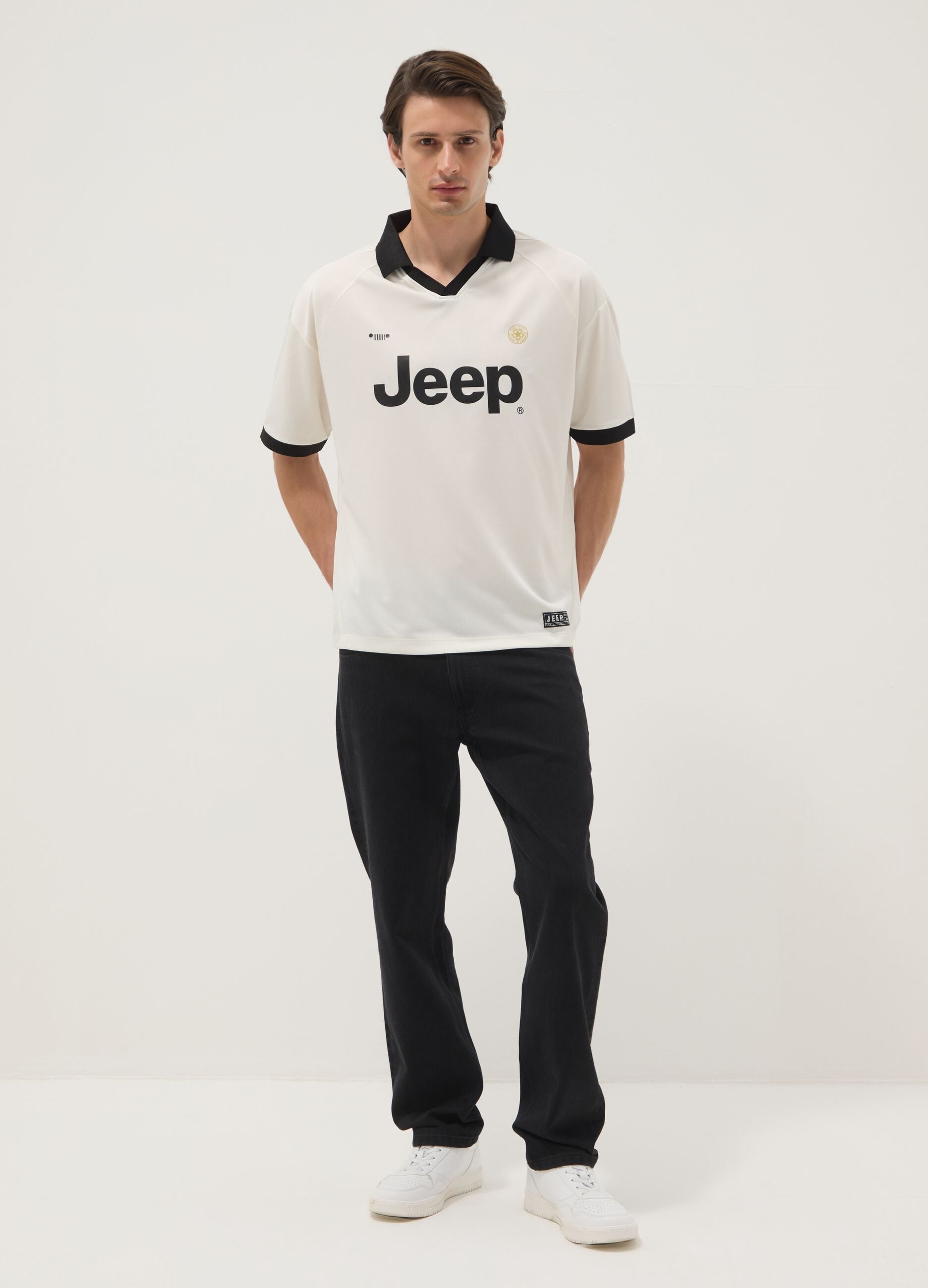 T-shirt branca regular fit com gola contrastante e log&oacute;tipo Jeep