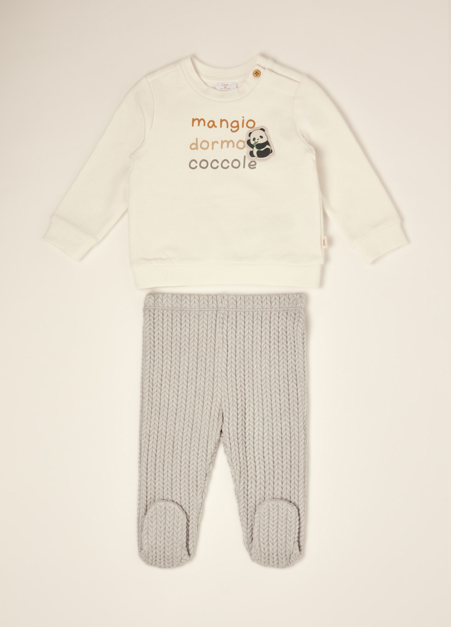 Conjunto branco em algod&atilde;o el&aacute;stico com cal&ccedil;as com p&eacute;s e estampado de panda