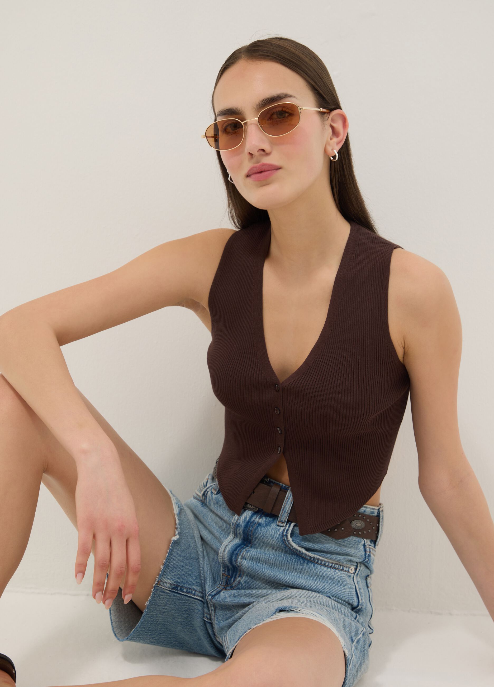 Smeđi prsluk od mje&scaron;avine viskoze običnog kroja i dubokog V izreza