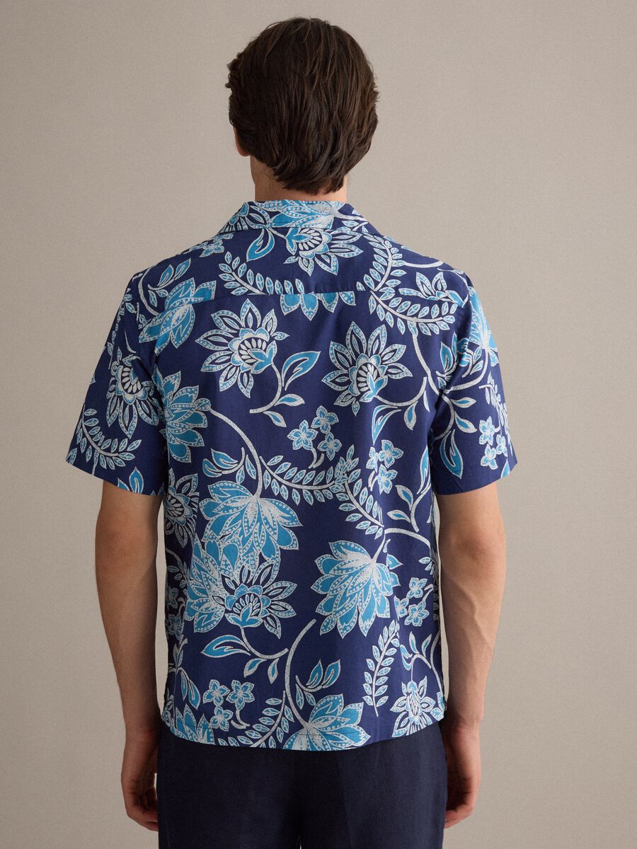 Blaues Herren-Kurzarmhemd aus Bio-Baumwolle mit floralem Print_2
