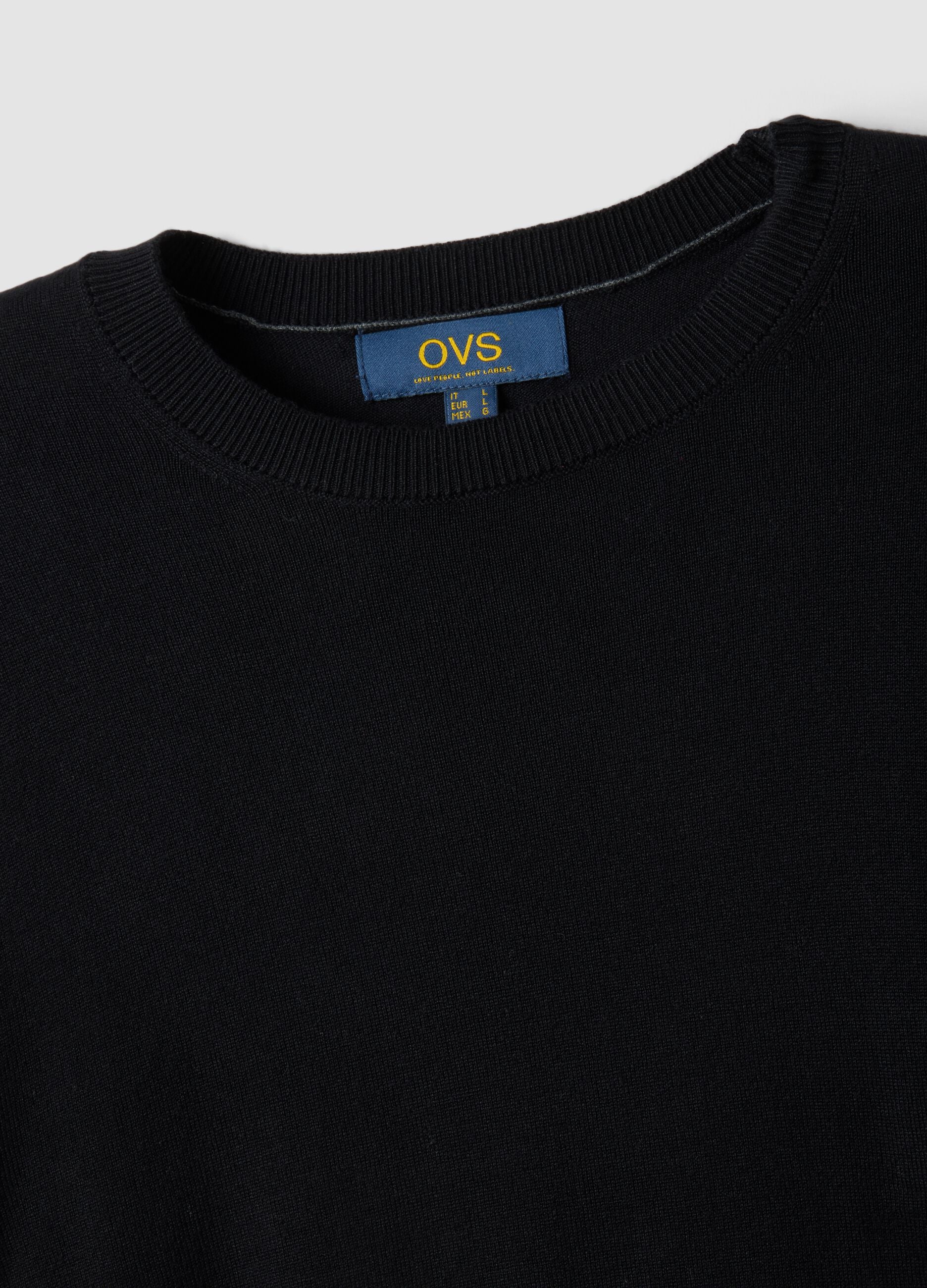 Camisola preta de gola redonda em mistura de viscose, corte regular
