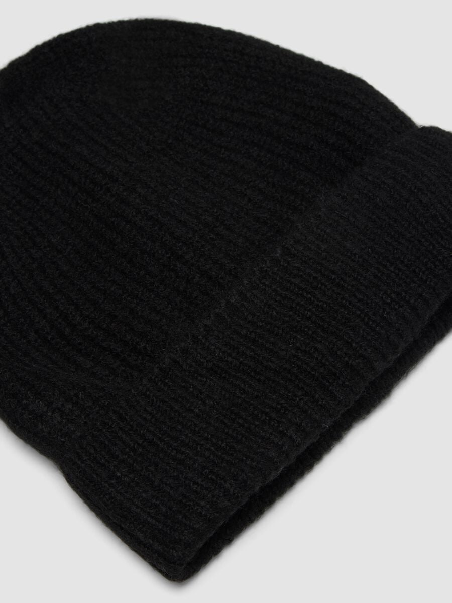 Cappello nero a coste in tessuto elasticizzato_1