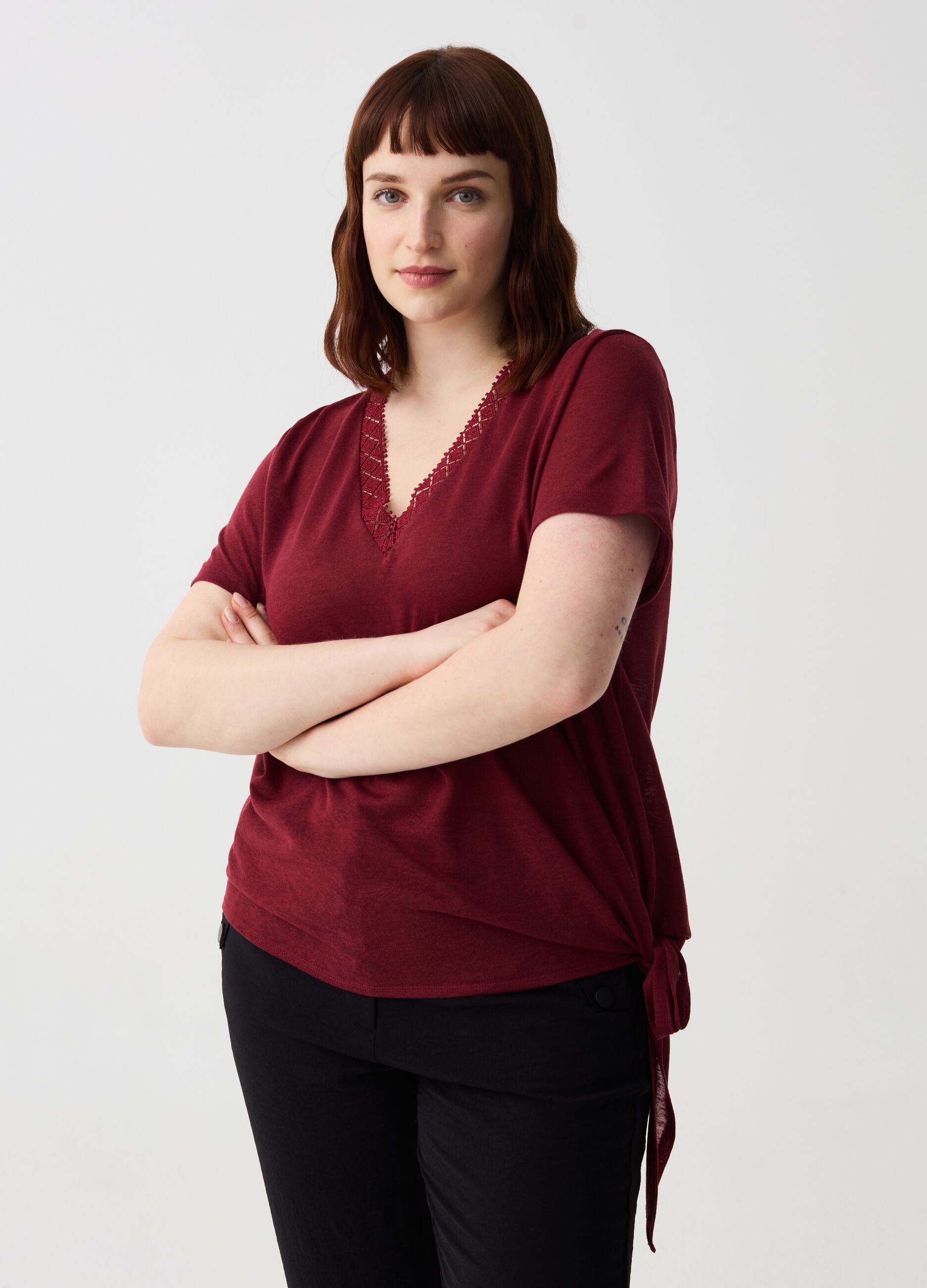Curvy T-shirt with V neck and ethnic edging