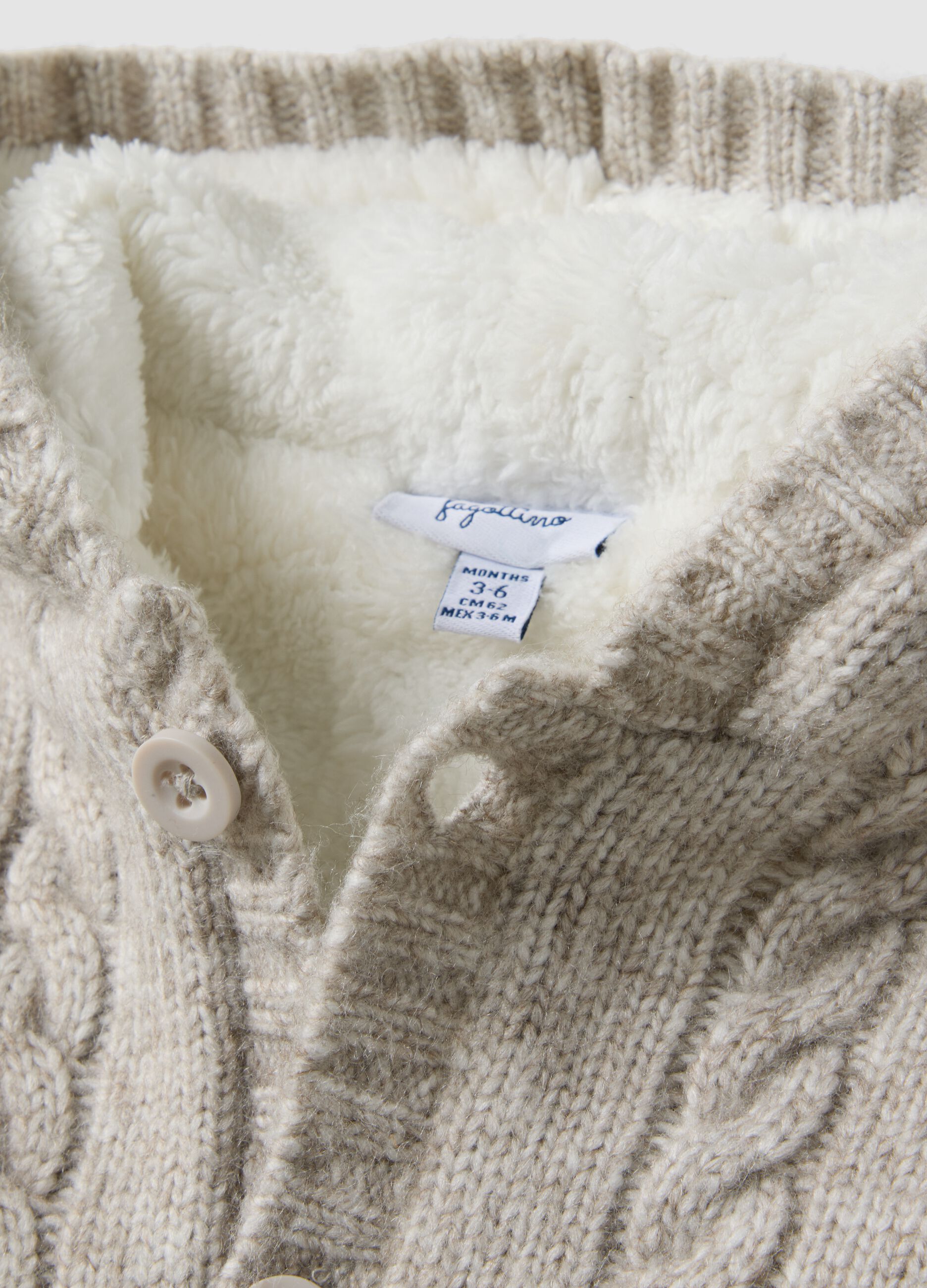 Giacca grigia con cappuccio in maglia a trecce