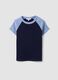 T-shirt blu in cotone elasticizzato a girocollo con maniche a contrasto_4