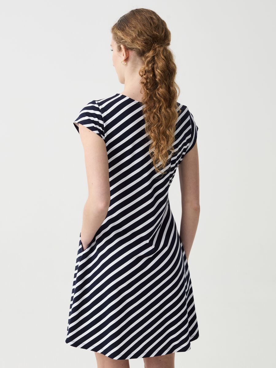 Essential dress with diagonal stripes_2
