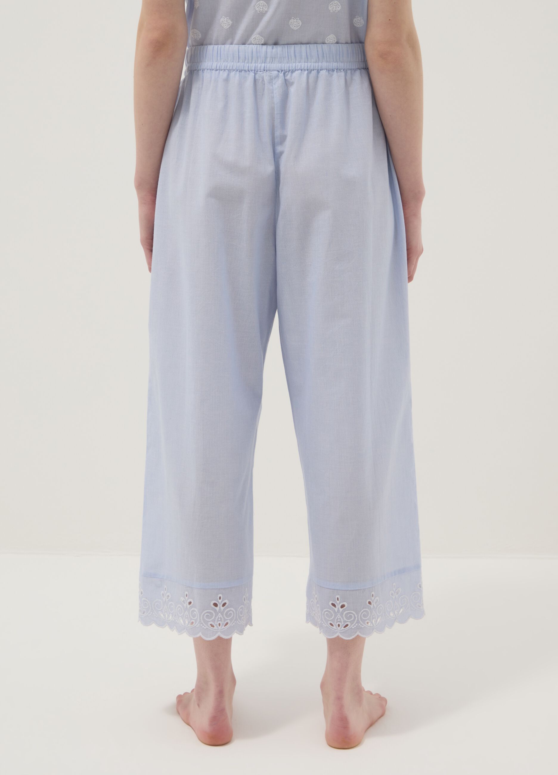 Hellblaue Pyjamahose aus Bio-Baumwolle mit Lochstickerei-Saum
