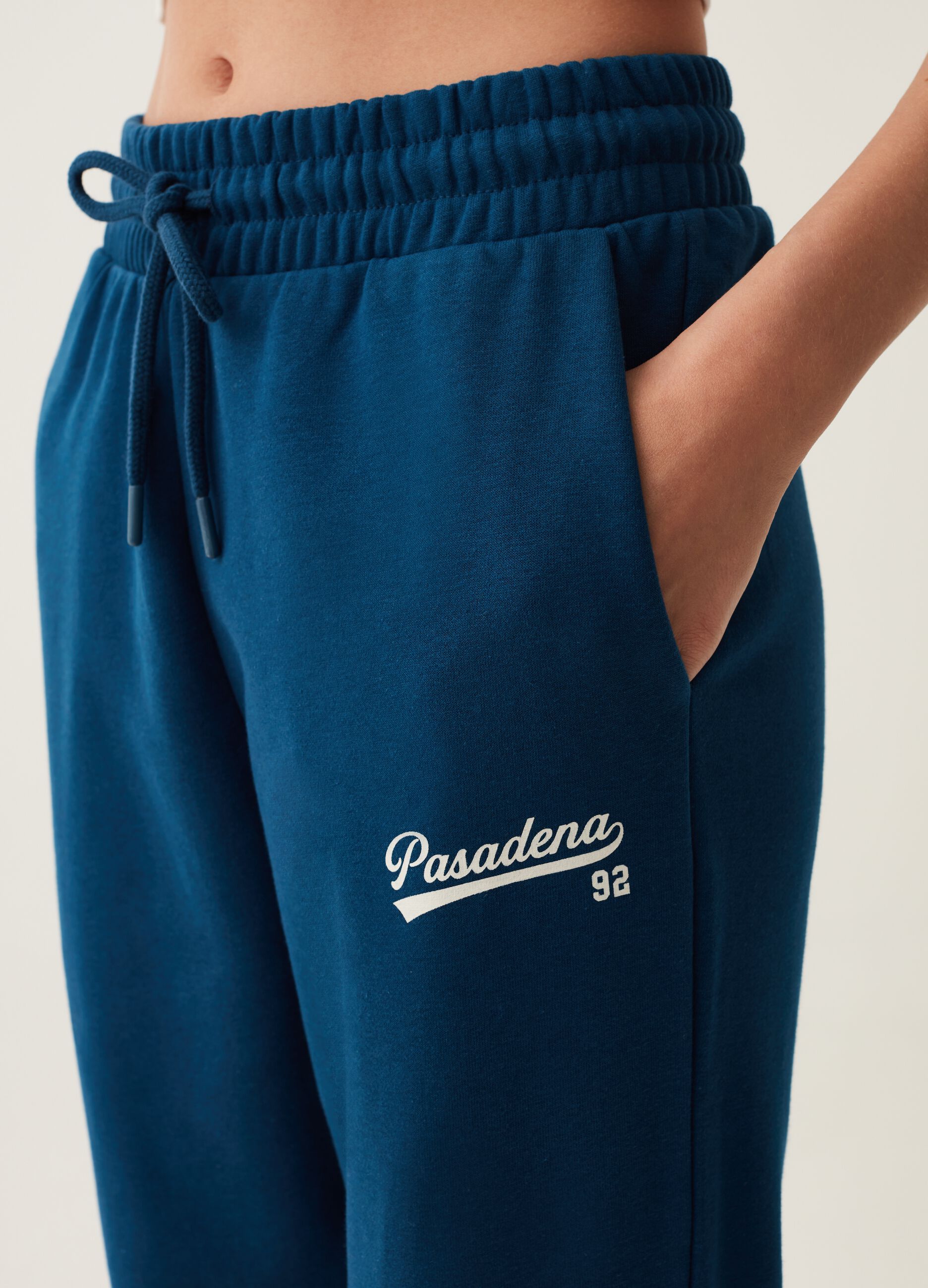 Plush joggers with printed lettering_3