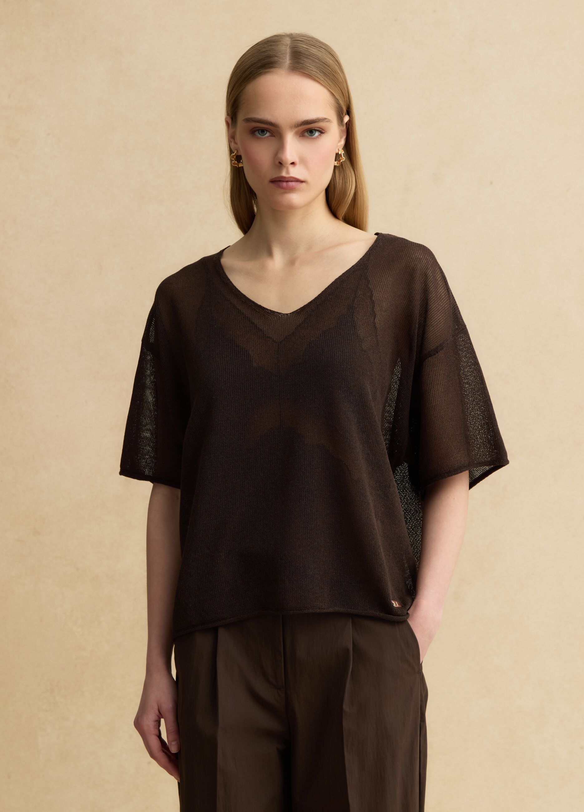 Smeđa predimenzionirana majica s V-izrezom, mje&scaron;avina lyocella i lana