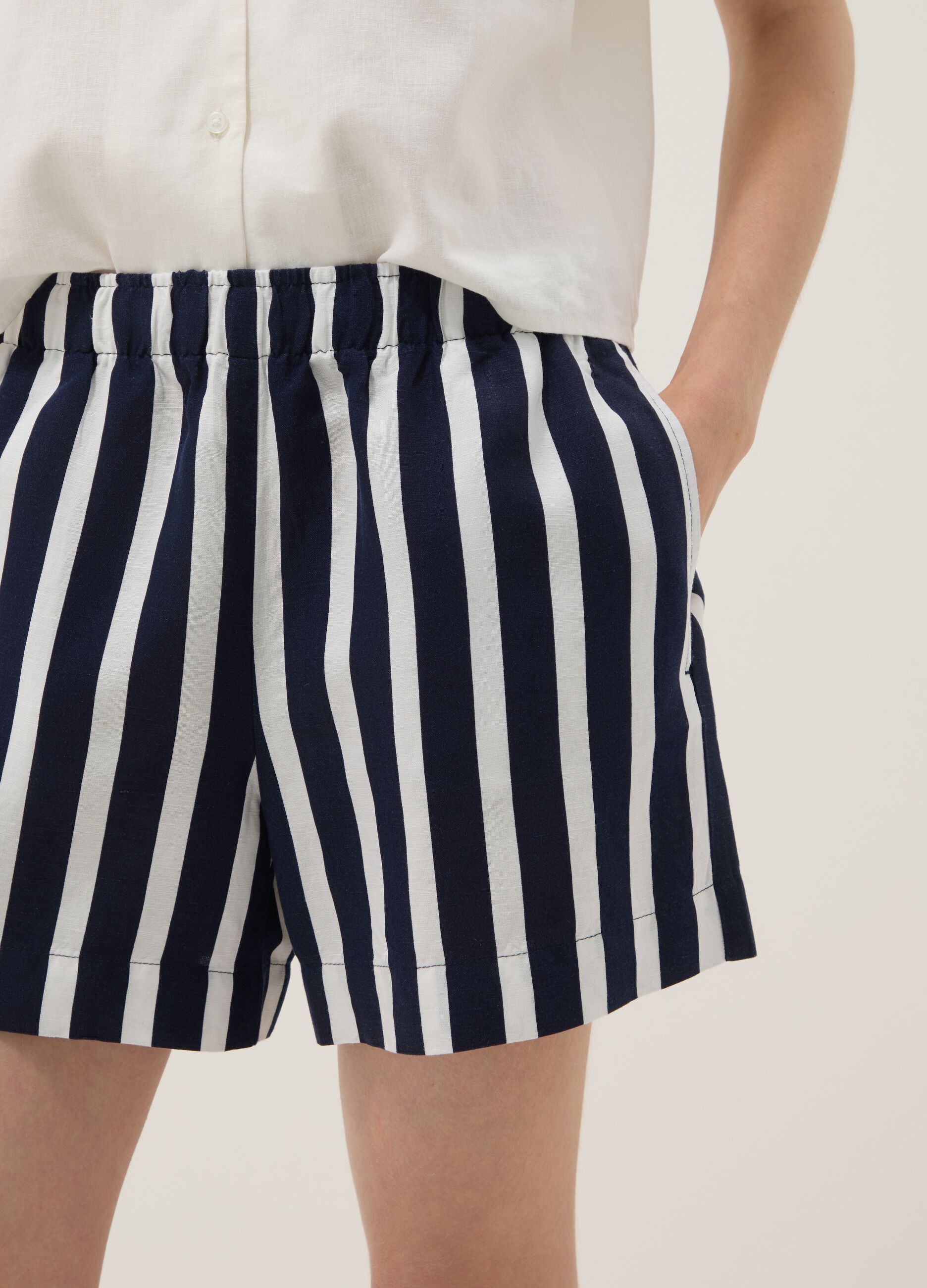 Multicolour striped linen-viscose blend shorts with elasticated waist, regular fit