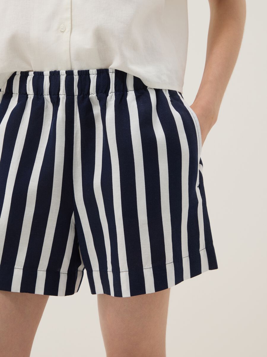 Multicolour striped linen-viscose blend shorts with elasticated waist, regular fit_3