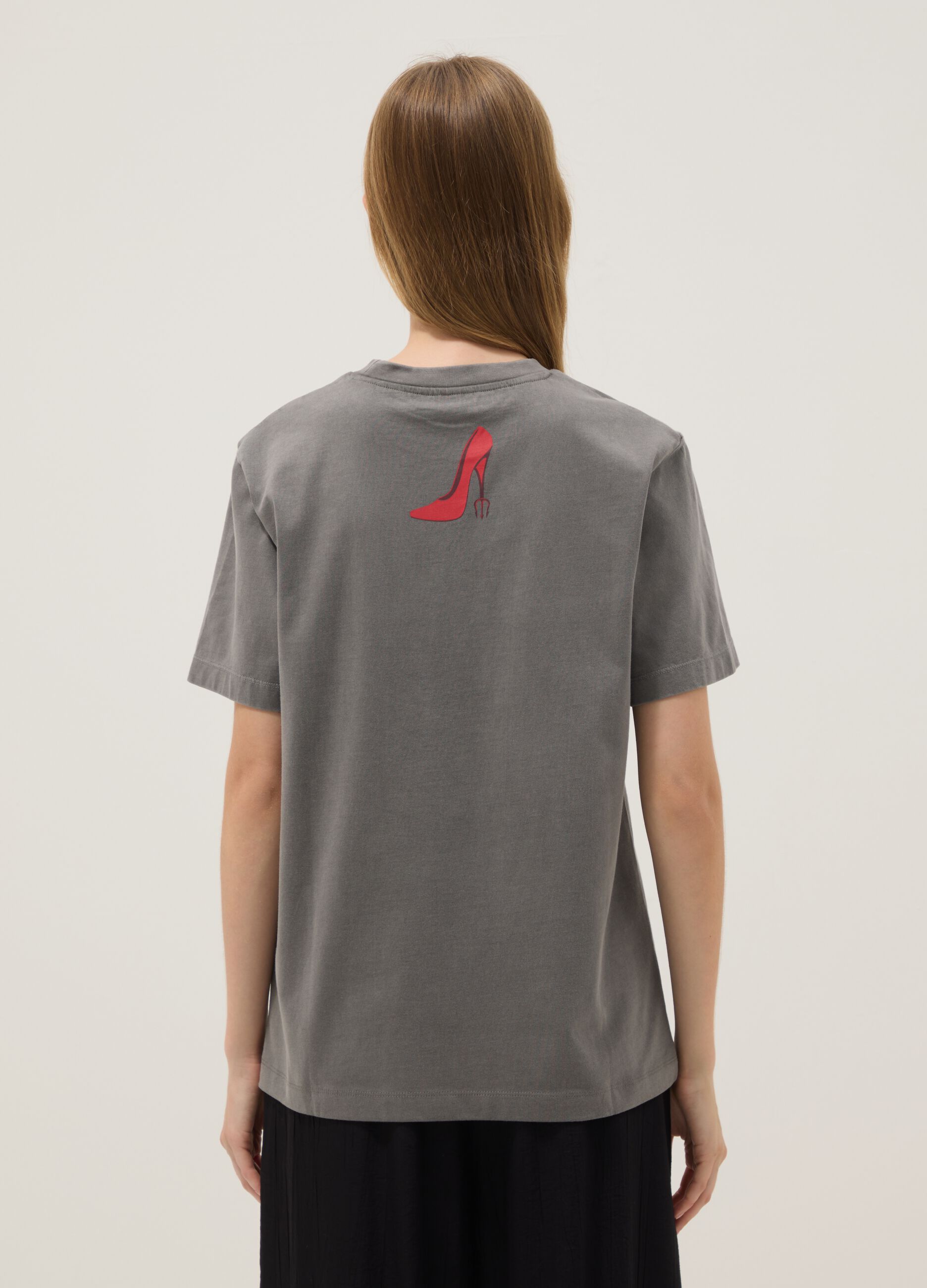 &Gamma;&kappa;&rho;&iota; T-shirt &alpha;&pi;ό 100% &beta;&alpha;&mu;&beta;ά&kappa;&iota; &mu;&epsilon; &sigma;&tau;ά&mu;&pi;&alpha; &laquo;&Omicron; &Delta;&iota;ά&beta;&omicron;&lambda;&omicron;&sigmaf; &Phi;&omicron;&rho;ά&epsilon;&iota; Prada&raquo;, oversized &epsilon;&phi;&alpha;&rho;&mu;&omicron;&gamma;ή