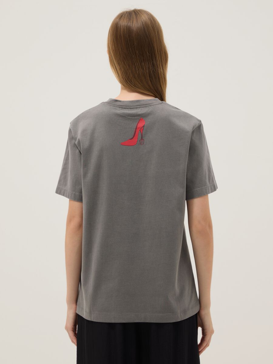 Camiseta gris de algod&oacute;n puro con estampado &ldquo;El diablo viste de Prada&rdquo;, corte oversize_2