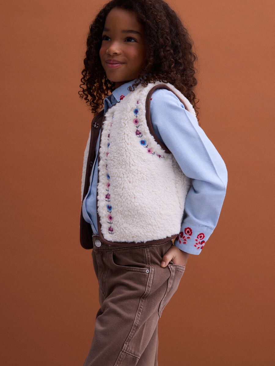 Wei&szlig;er Rundhals-Gilet mit Blumenstickerei, Regular Fit_0