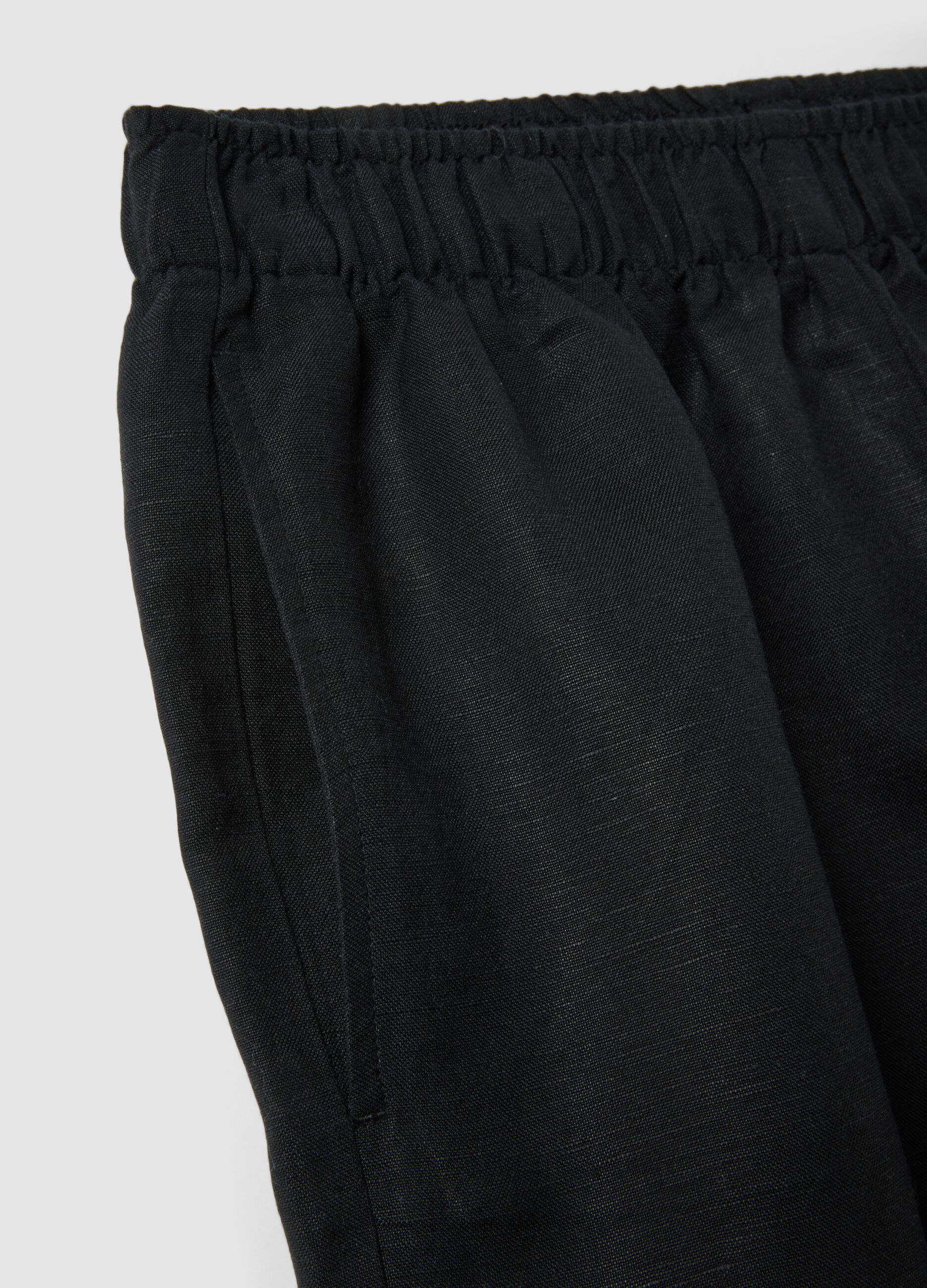 Schwarze Shorts aus Leinen-Viskose-Mix mit elastischem Bund, Regular Fit