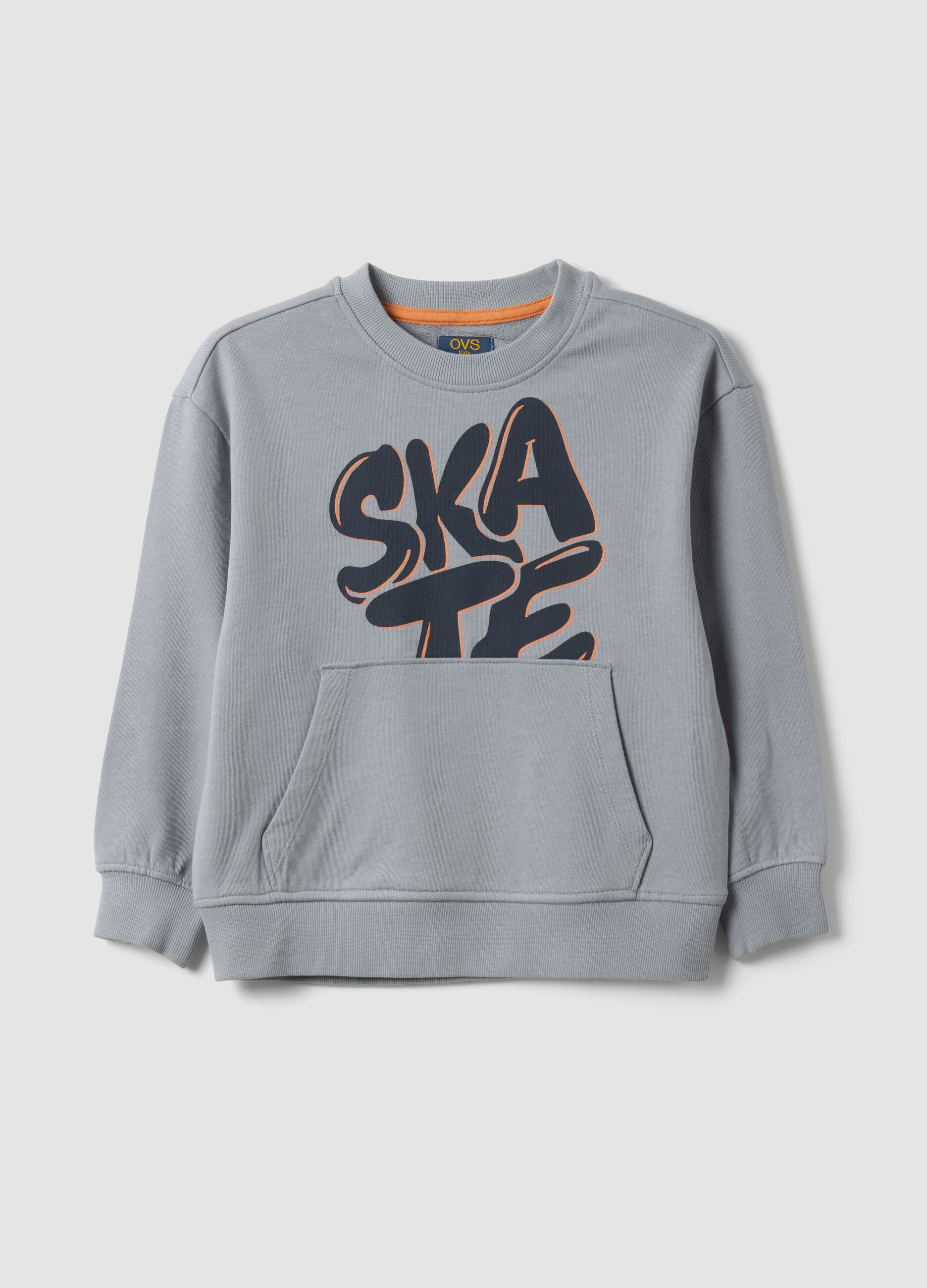 Sweat com capuz cinzenta oversize em algod&atilde;o puro com estampado e bolso canguru para menino