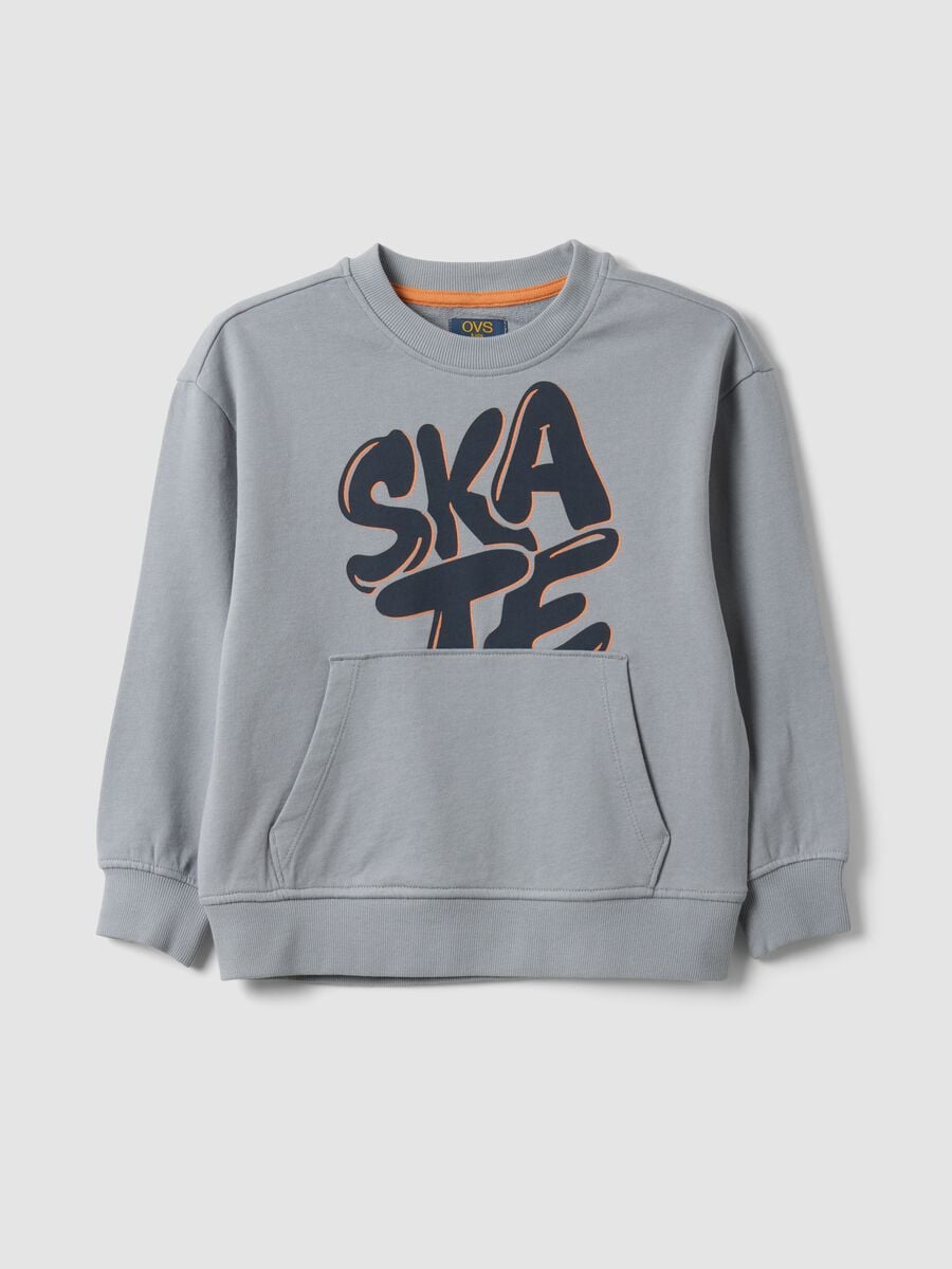 Grauer Oversize-Hoodie aus reiner Baumwolle mit Print und K&auml;ngurutasche f&uuml;r Jungen_0
