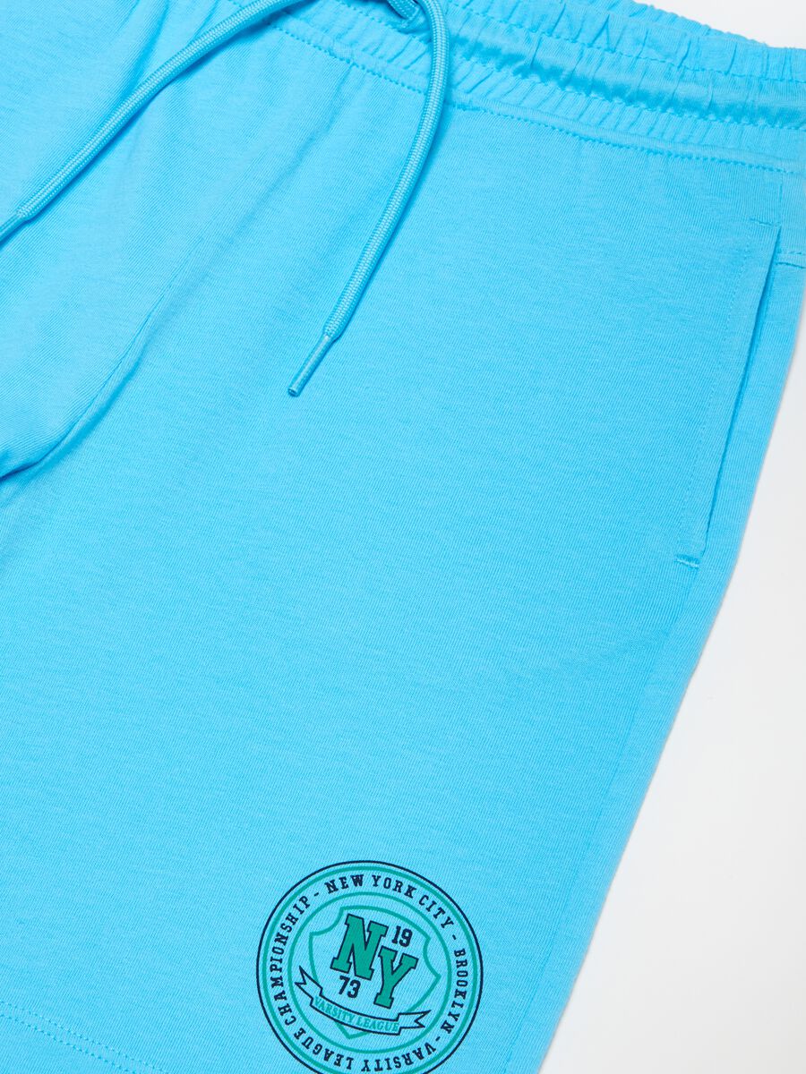 Plush Bermuda shorts with drawstring and print_2
