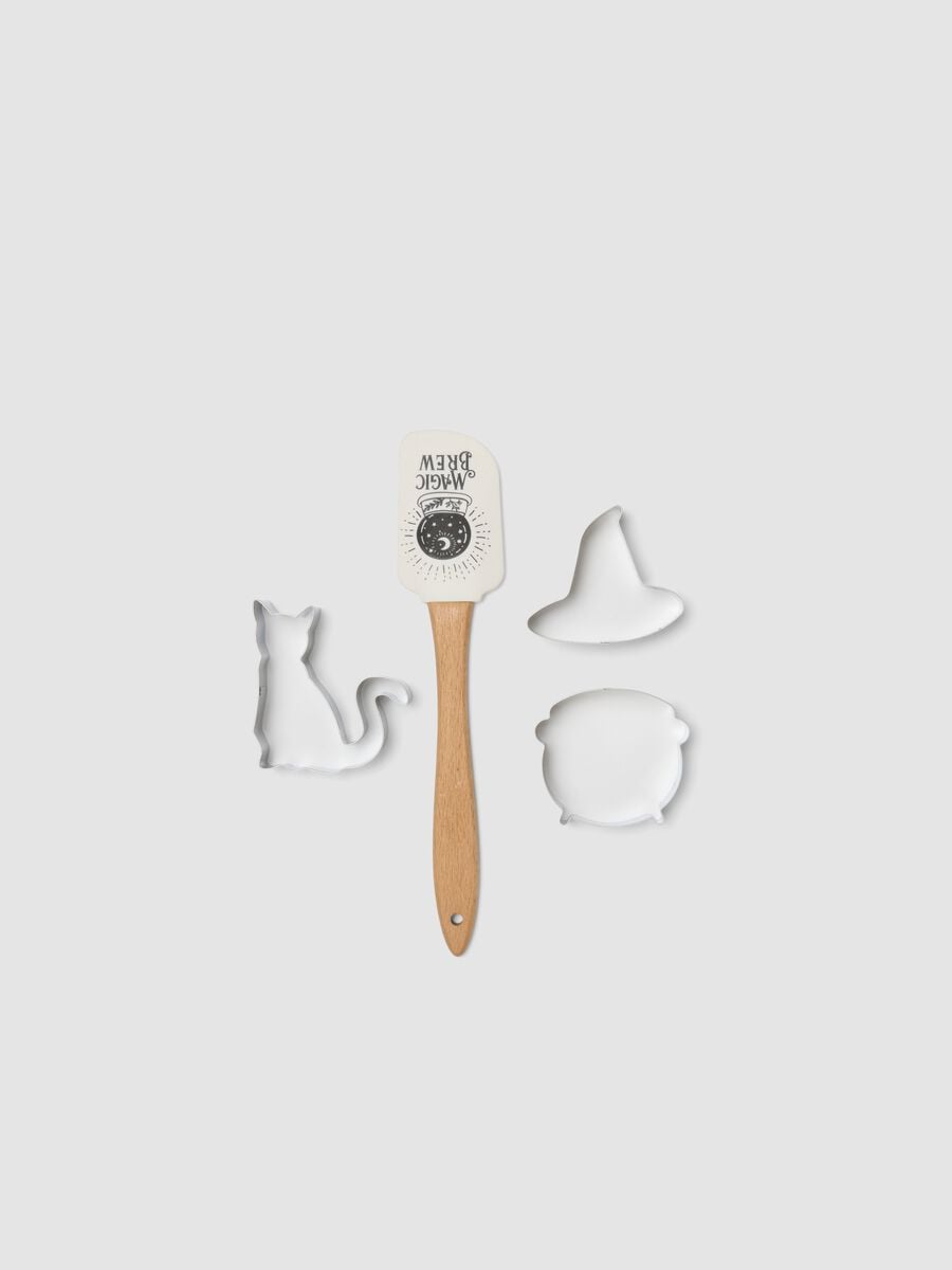 White kitchen set with spatula and cutters_1