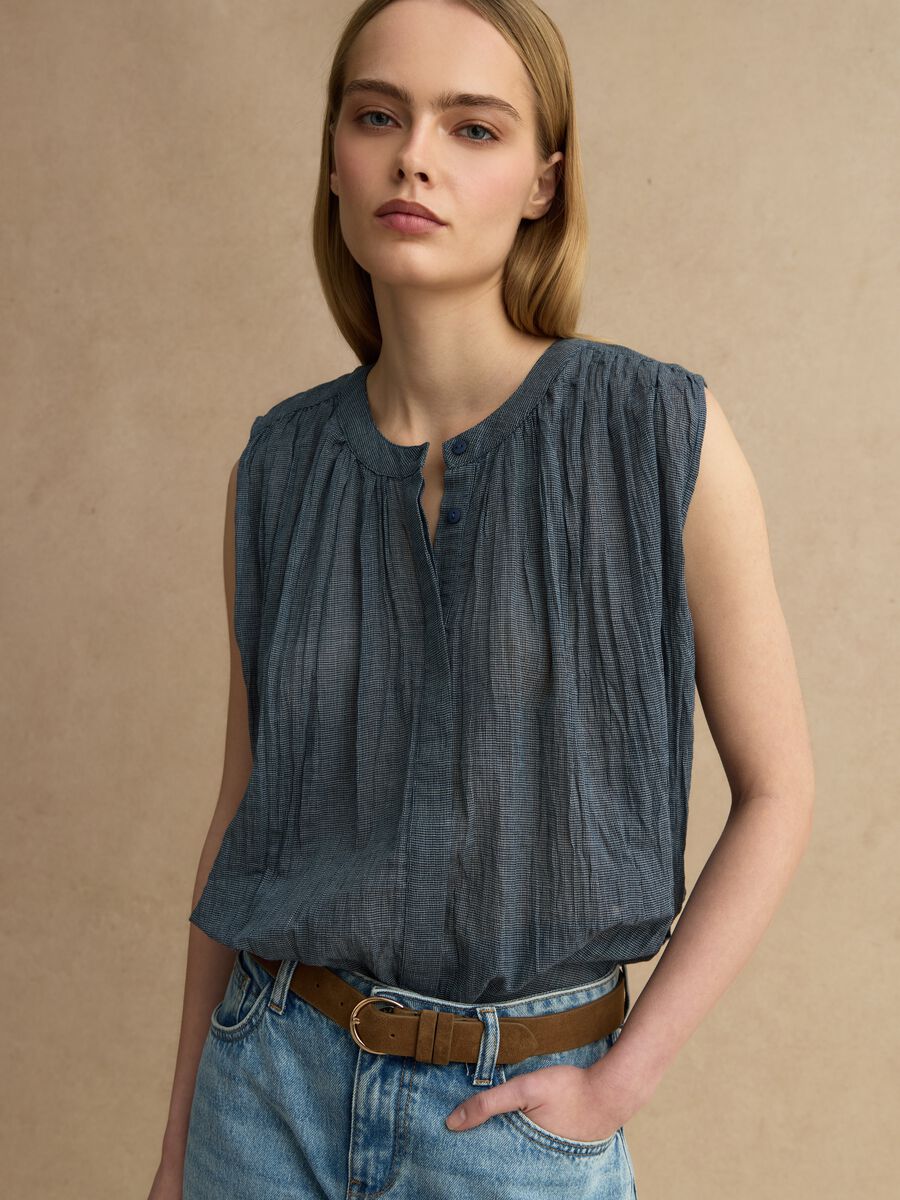 Blaue &auml;rmellose Bluse aus reiner Baumwolle mit regul&auml;rer Passform_0