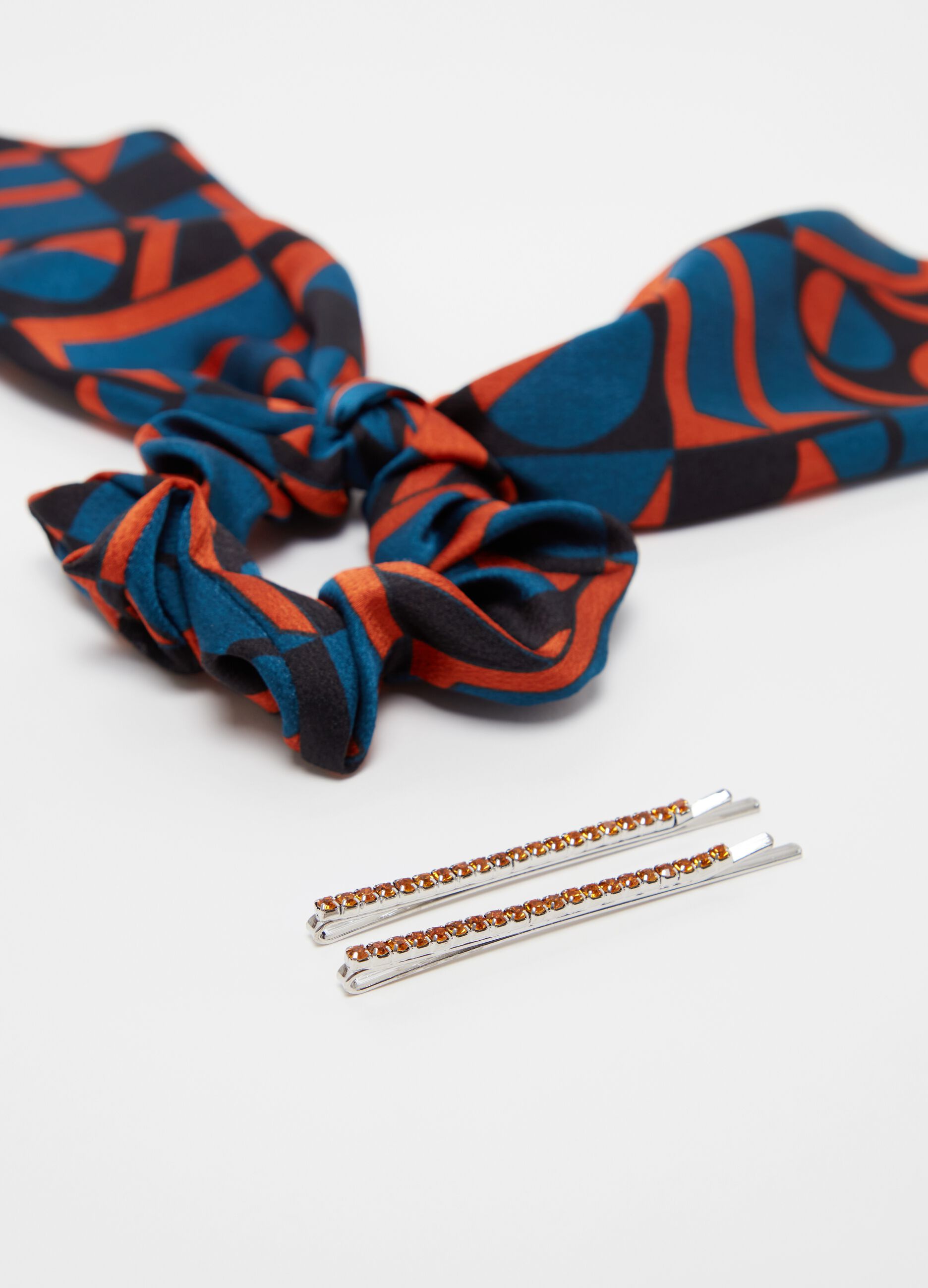 Set of two hairpins and one hair elastic