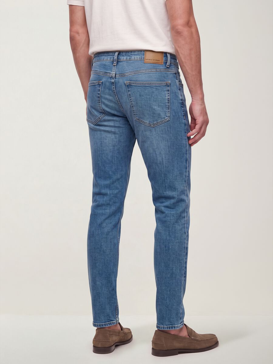 Blaue Slim-Fit-Jeans aus Stretch-Baumwolle_2