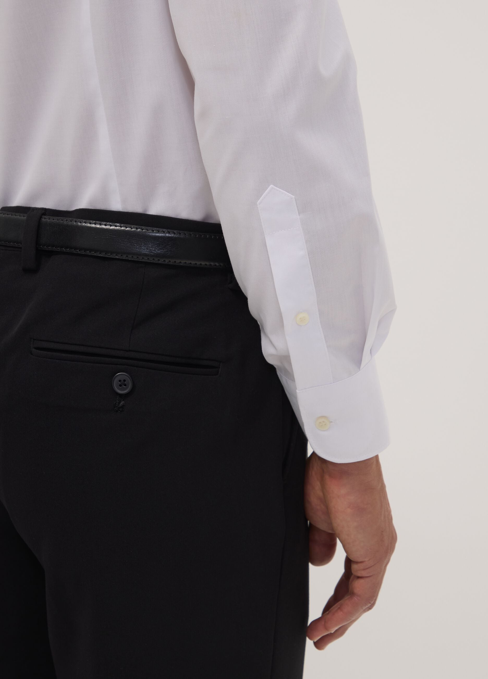 White slim-fit shirt with classic collar, easy iron
