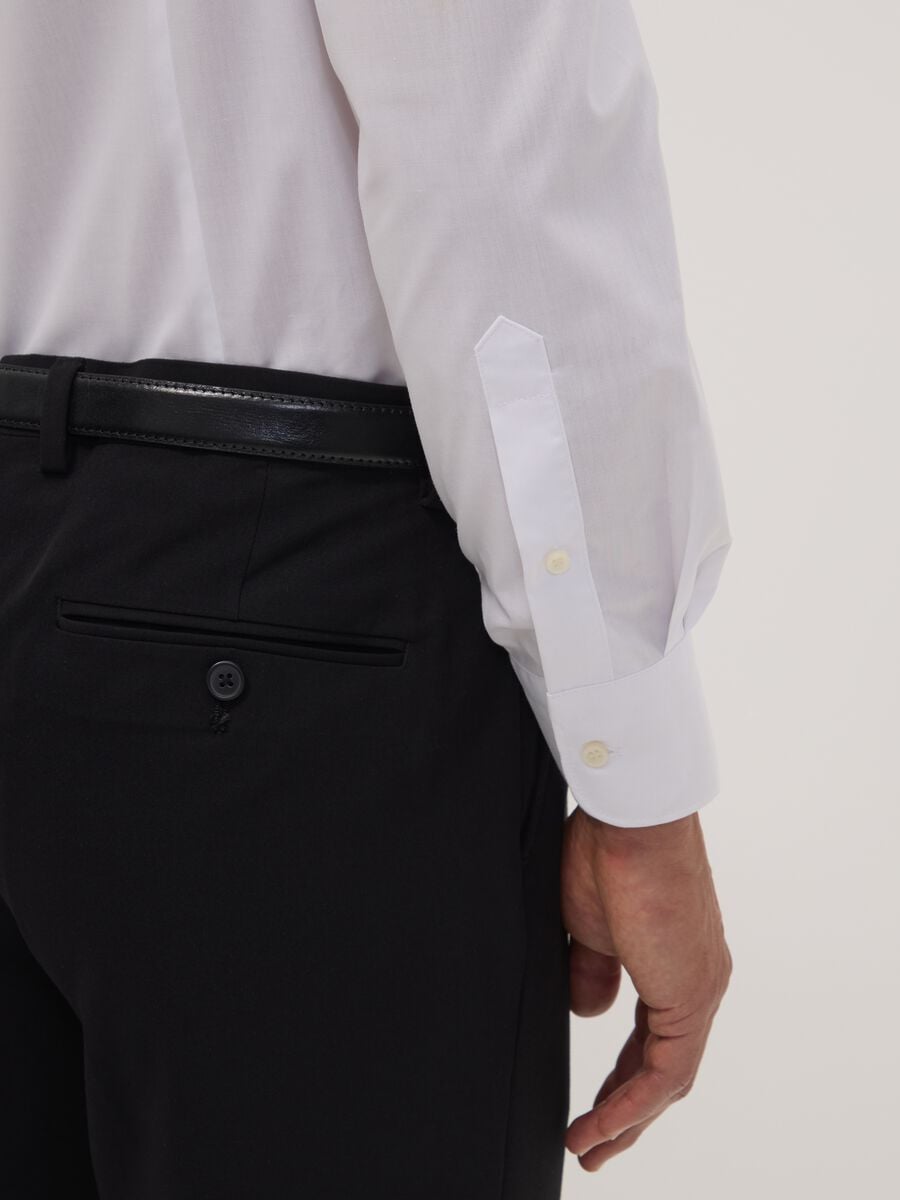 White slim-fit shirt with classic collar, easy iron_2