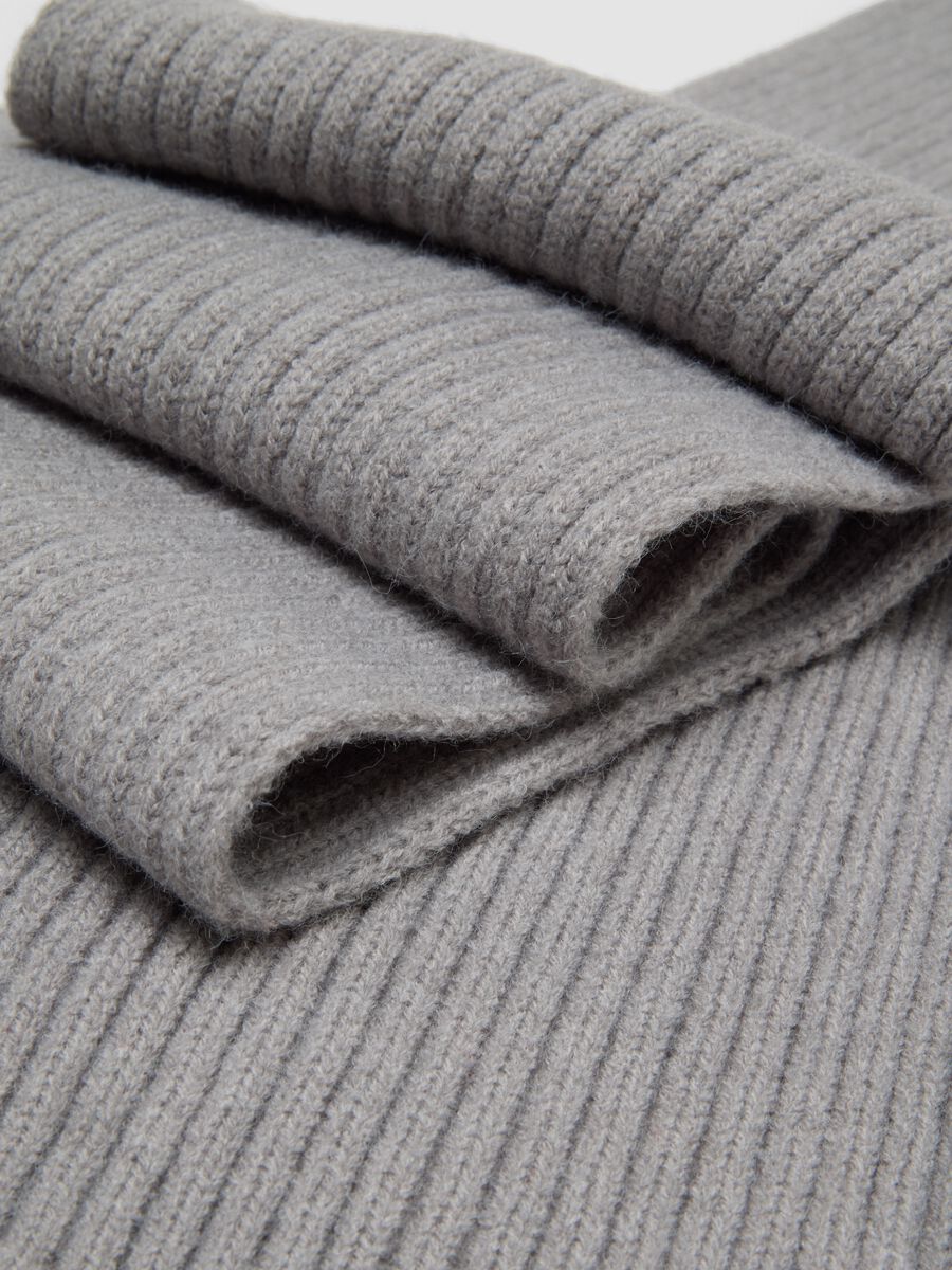 Sciarpa grigio melange a coste in maglia_2
