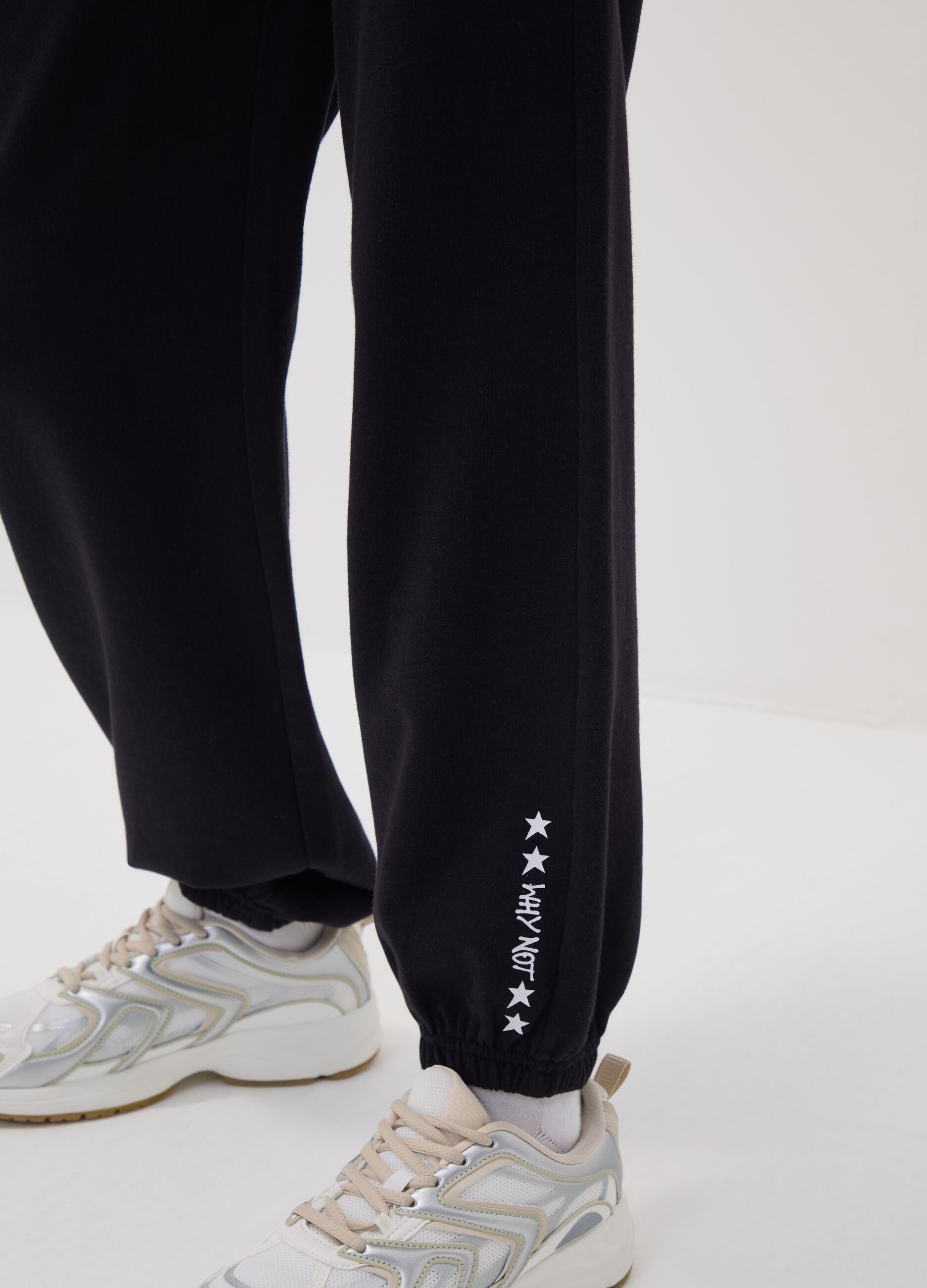 Cal&ccedil;as jogger pretas em mistura de algod&atilde;o org&acirc;nico com estampado para rapariga