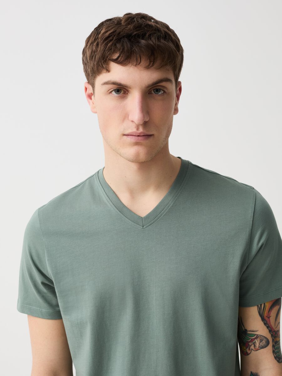 Camiseta de algodón orgánico con cuello de pico_1