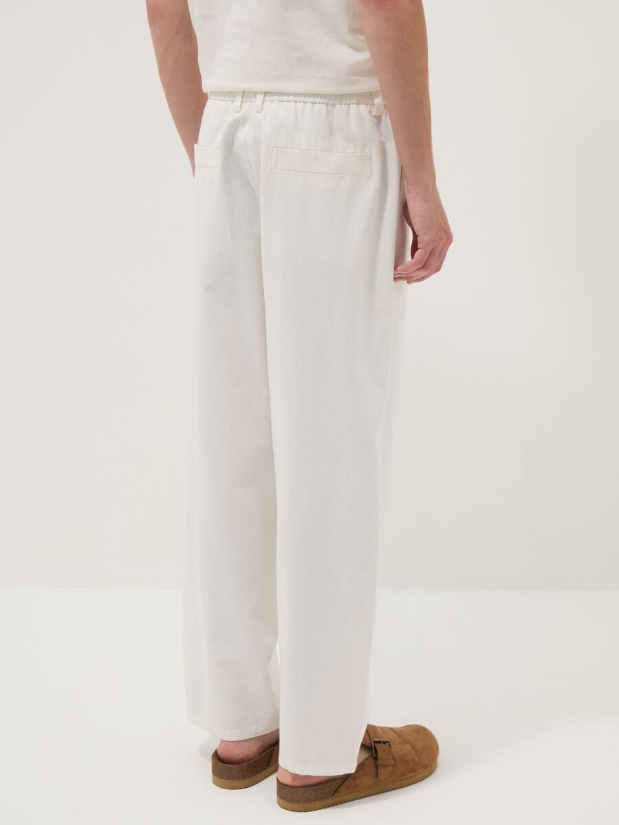 Pantal&oacute;n blanco en mezcla de lino y algod&oacute;n con cintura el&aacute;stica_2