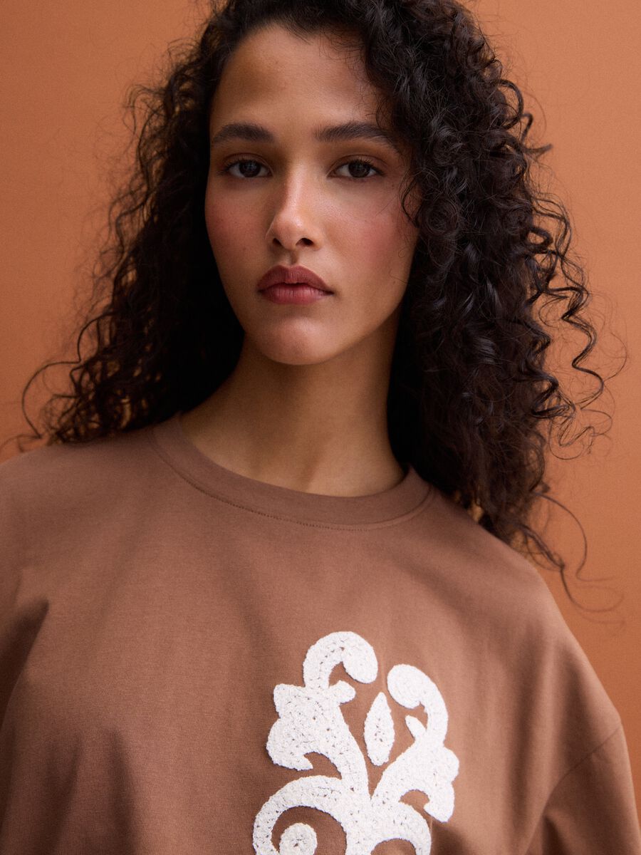 &Kappa;&alpha;&phi;έ T-shirt &alpha;&pi;ό 100% &beta;&alpha;&mu;&beta;ά&kappa;&iota; &mu;&epsilon; &kappa;&epsilon;&nu;&tau;ή&mu;&alpha;&tau;&alpha;, regular &epsilon;&phi;&alpha;&rho;&mu;&omicron;&gamma;ή_0