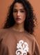 T-shirt castanha em algod&atilde;o puro com bordados, corte regular_0