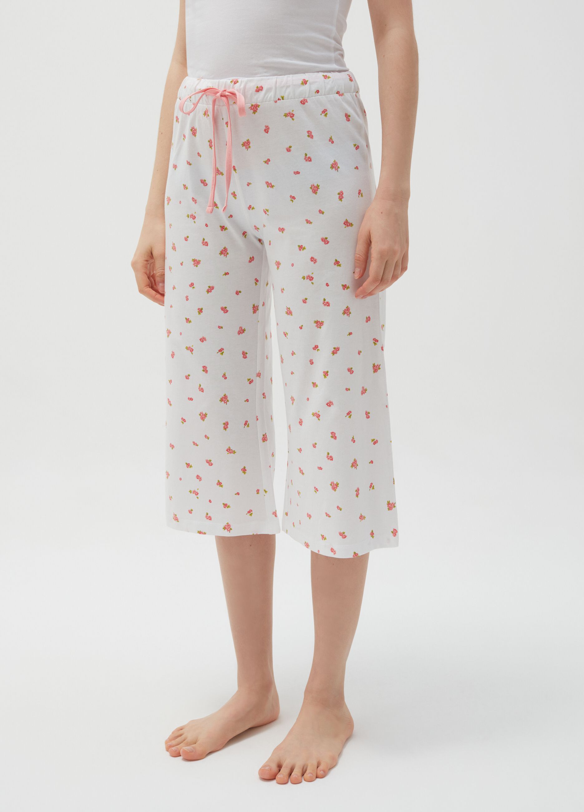 Pantalón pijama tres cuartos estampado florecitas