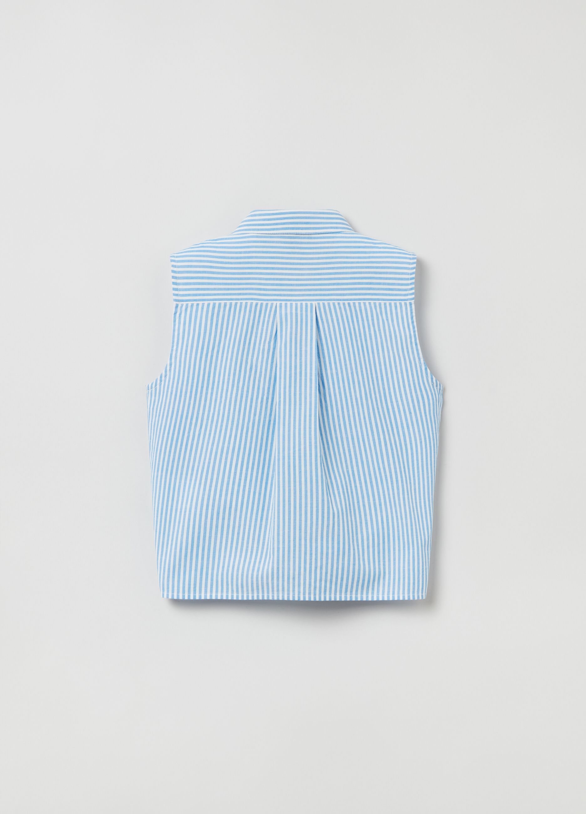 Sleeveless shirt with knot