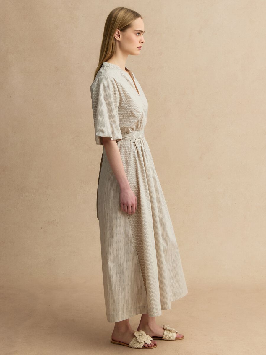 Beiges Maxikleid aus reiner Baumwolle mit Streifen, Regular Fit und V-Ausschnitt_1