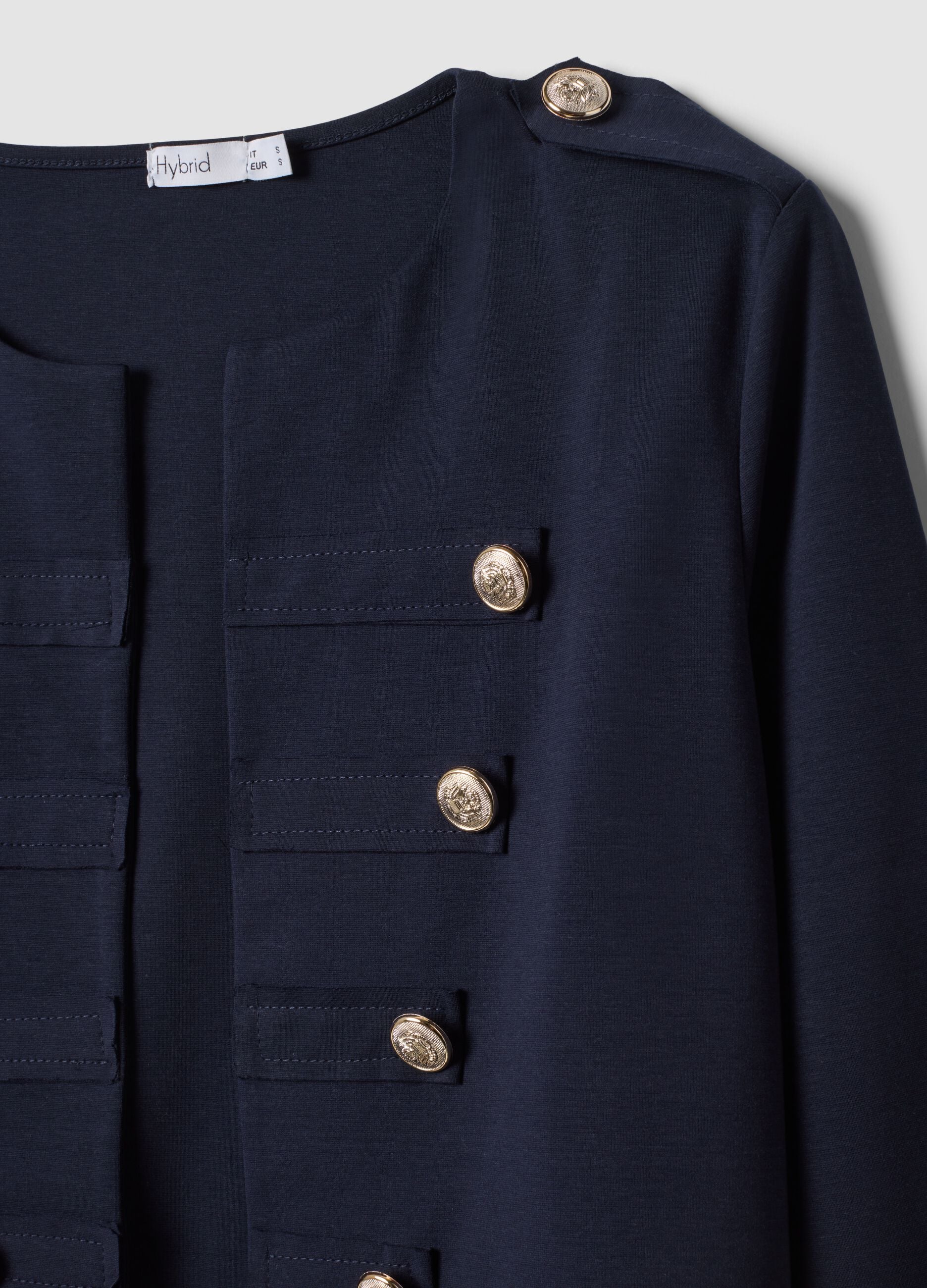 Casaco azul cropped em algod&atilde;o el&aacute;stico com bot&otilde;es decorativos, corte regular