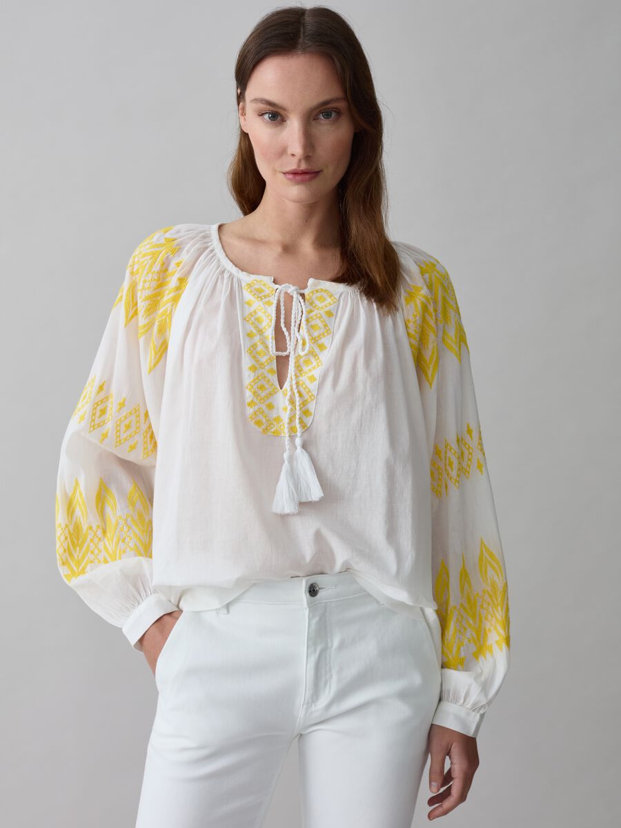 Oversized blouse with ethnic embroidery and tassels_1