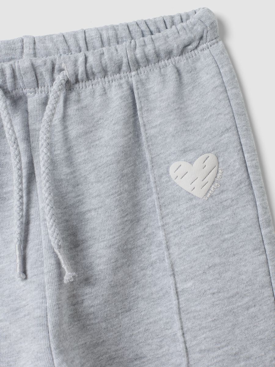 Graue Jogger aus reiner Baumwolle mit Herzmotiv, Comfort Fit f&uuml;r Baby-M&auml;dchen_2