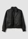 Casaco preto cropped com fecho e bolsos com pala, corte oversized_4