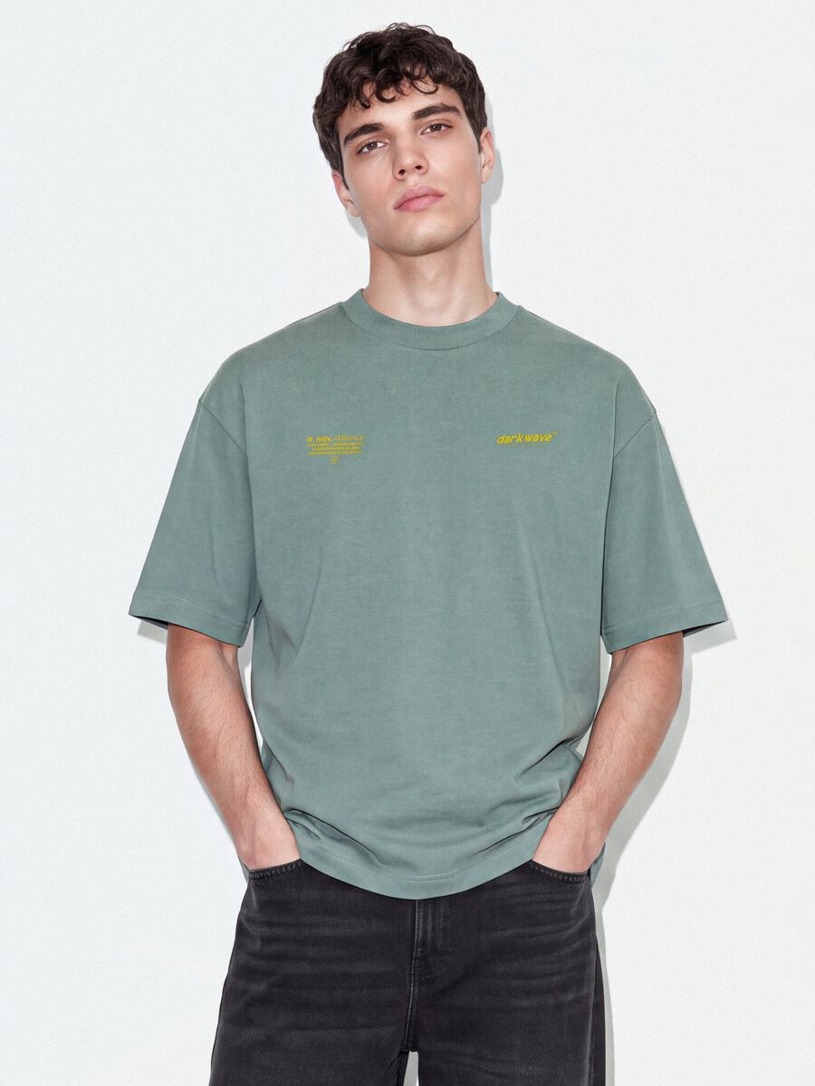 Braunes Cropped T-Shirt aus reiner Baumwolle mit Boxy-Fit-Print_0