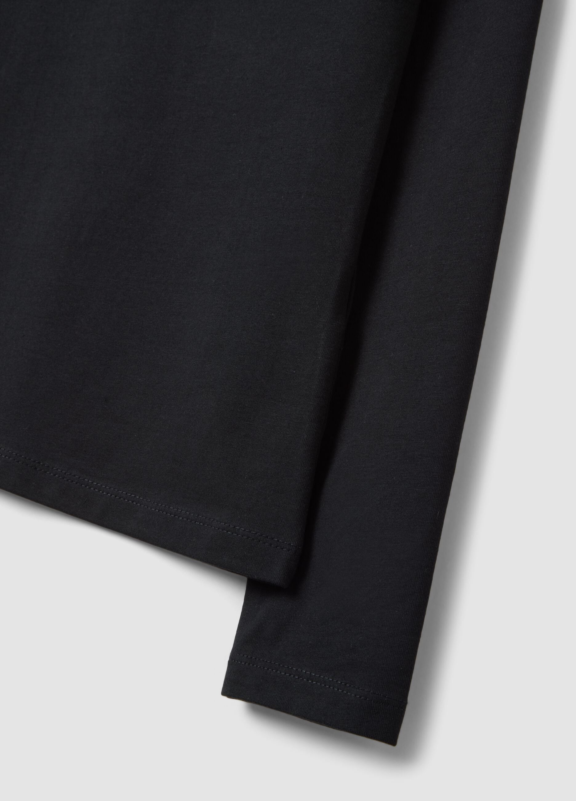 Schwarzes Shirt aus Bio-Stretch-Baumwolle mit Rundhalsausschnitt
