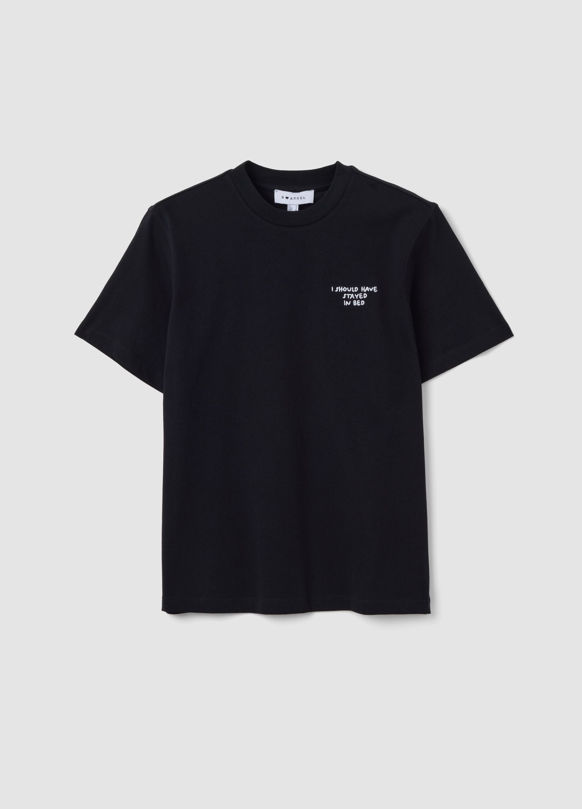 &Mu;&alpha;ύ&rho;&omicron; T-shirt &alpha;&pi;ό 100% &beta;&alpha;&mu;&beta;ά&kappa;&iota; &sigma;&epsilon; relaxed &epsilon;&phi;&alpha;&rho;&mu;&omicron;&gamma;ή &mu;&epsilon; &kappa;&epsilon;&nu;&tau;&eta;&mu;έ&nu;&omicron; &mu;ή&nu;&upsilon;&mu;&alpha;