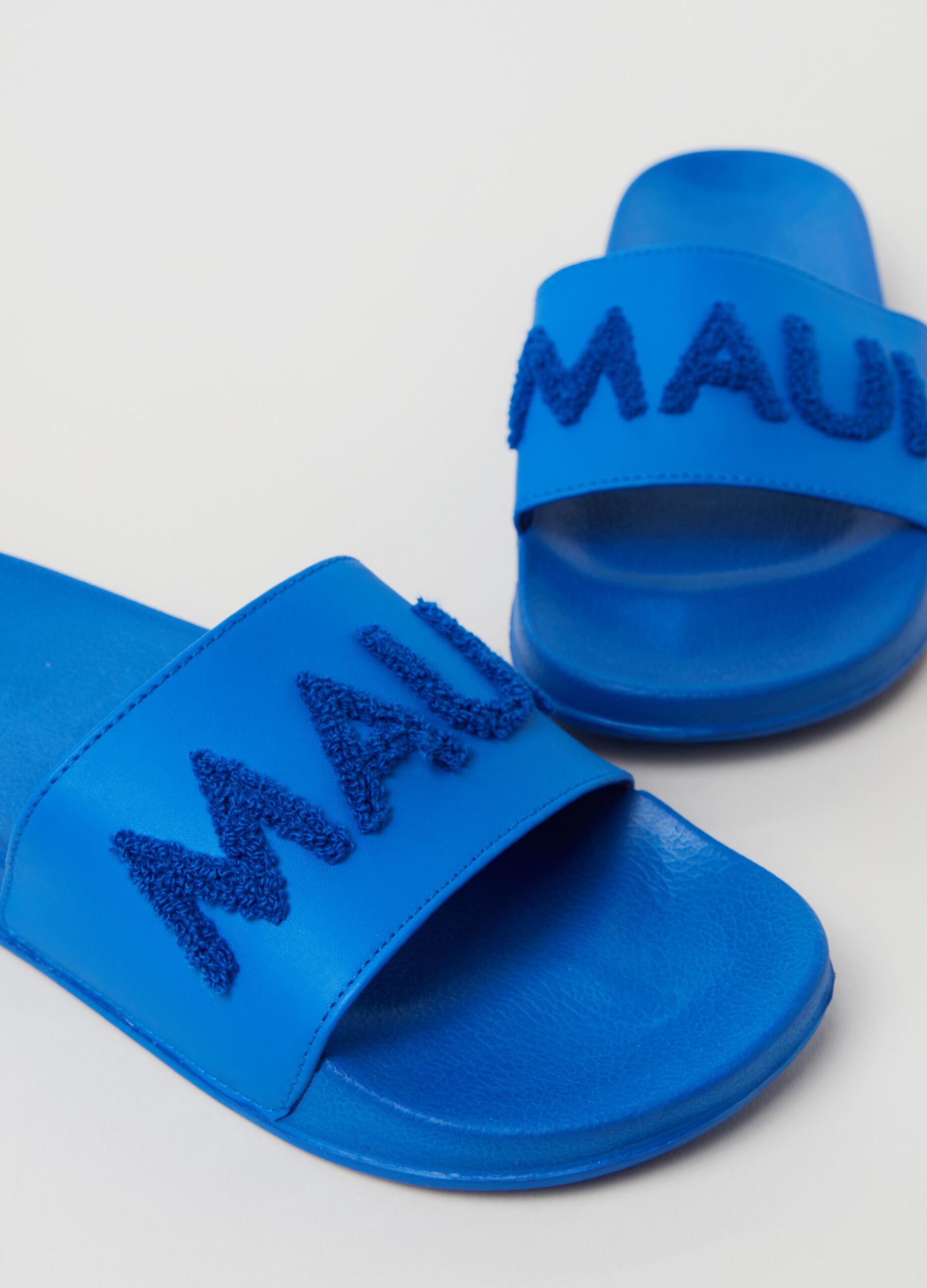 Slippers with band by Maui and Sons
