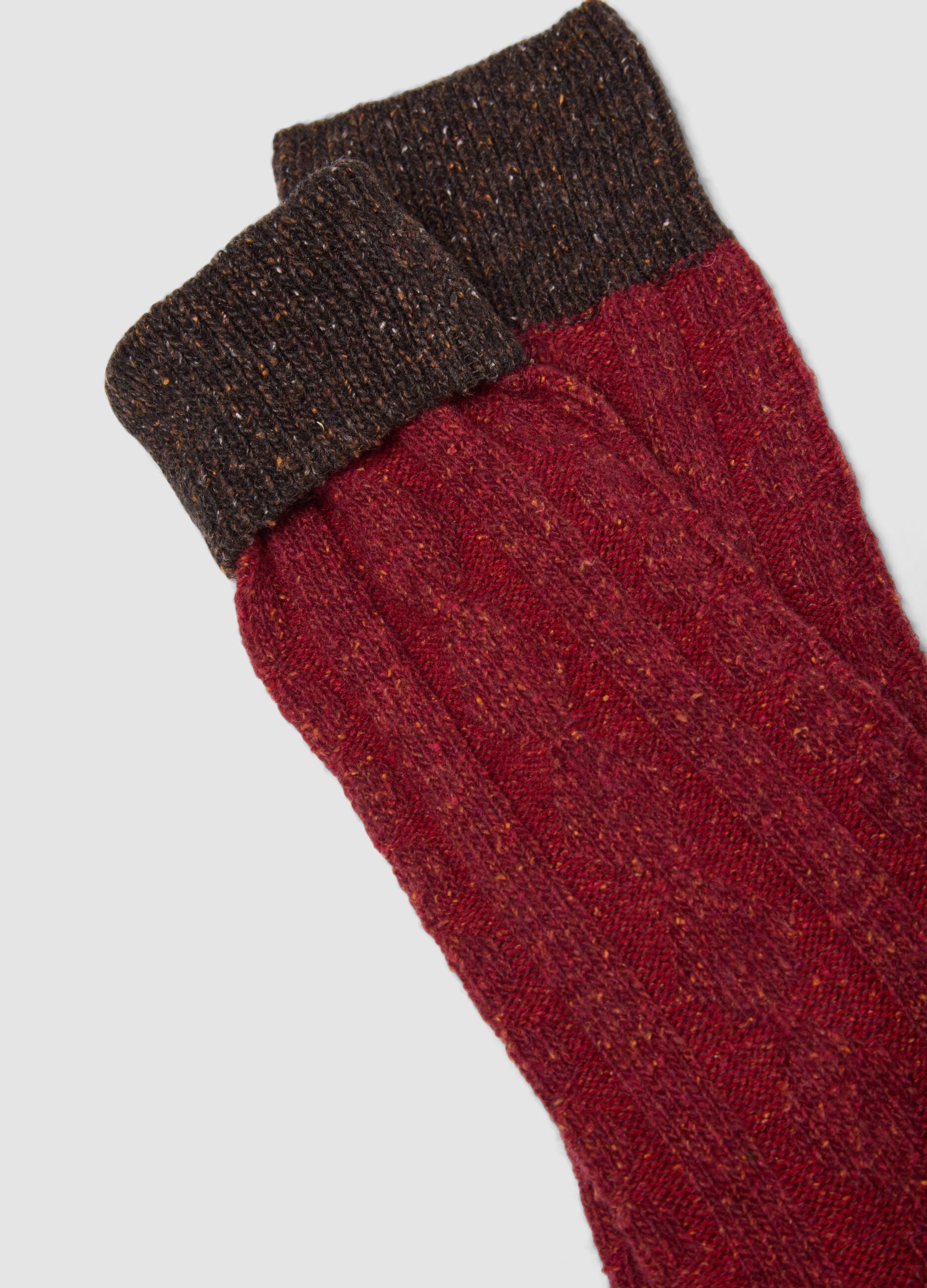 Kurze rote Socken aus elastischer Wolle und Seide