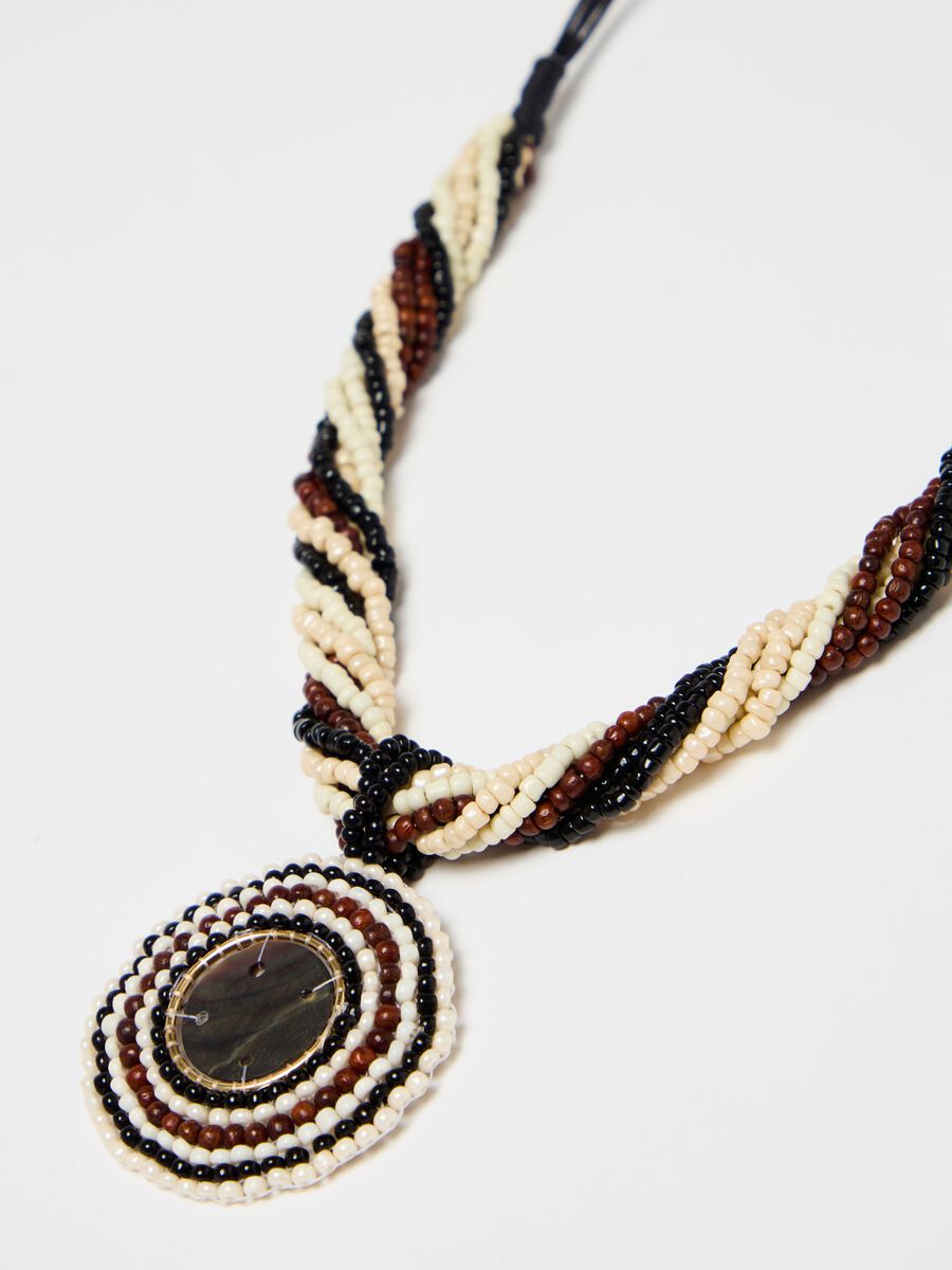 Necklace with twisted beads and pendant_1