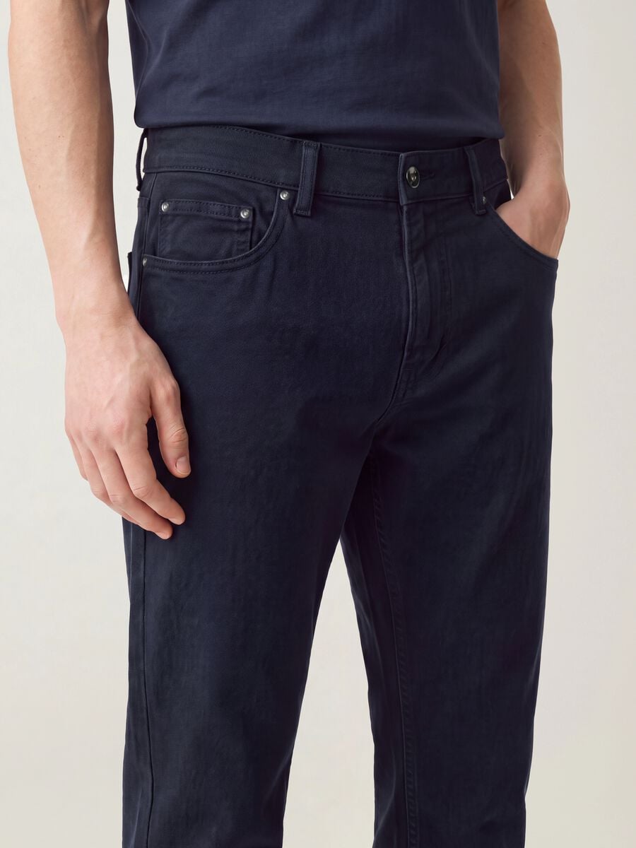 Blue stretch cotton twill carrot-fit trousers_3